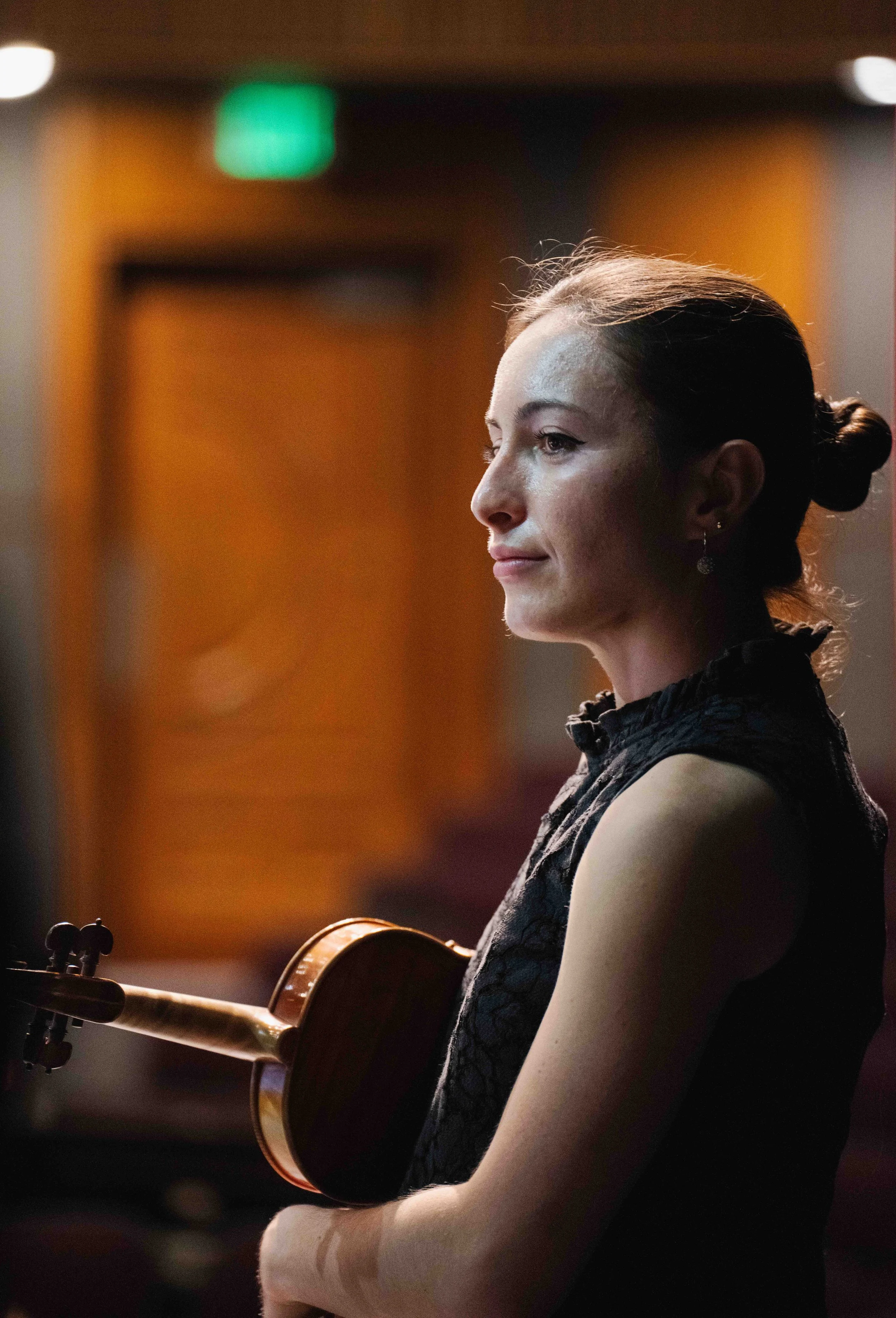  Boston-based violinist Sophia Szokolay during rehearsal at Théâtre Raymond Kabbaz in Los Angeles, Wednesday, March 25, 2026. (Elizabeth Bacher | The Corsair) 