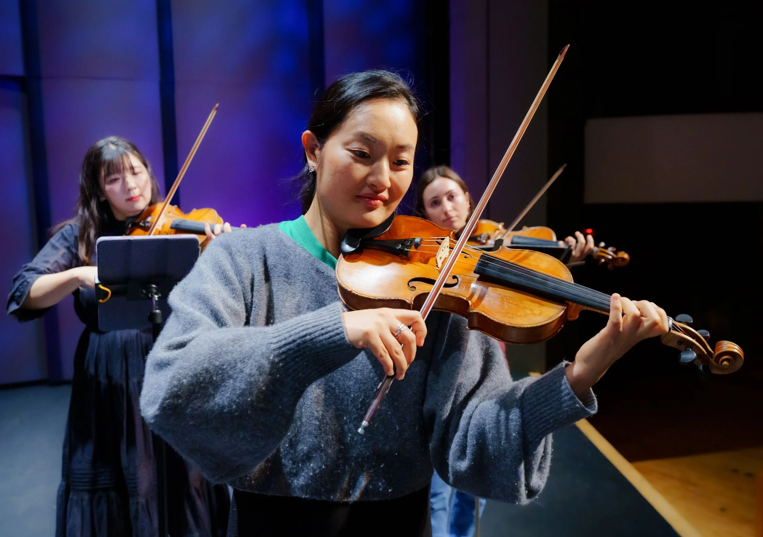  Violinists YuEun Kim (front), Yeonglee Kim (L) and Sophia Szokolay  (R) dress rehearse at BroadStage for the Sunday Morning Music series, Sunday, March 29, 2026, in Santa Monica, Calif. YuEun Kim, married to Etienne Gara, first met him when she relo