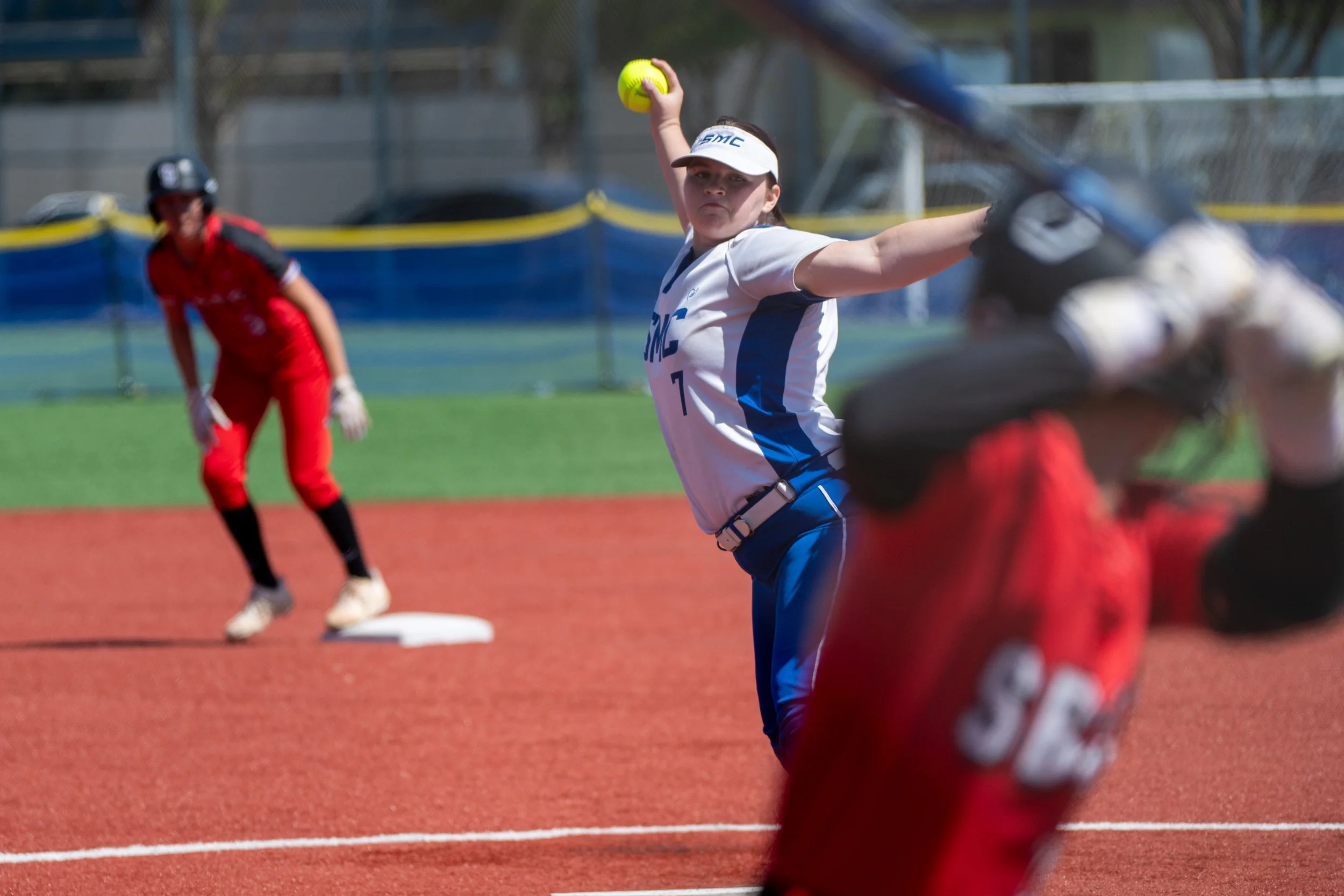  Santa Monica College Corsair pitcher Cadence Pursell (7) pitching with a runner at second base during a game against Santa Barbara City College Vaqueros in Santa Monica, Calif., on Tuesday, April 7, 2026. The Corsairs lost to the Vaqueros, 12-3. (To