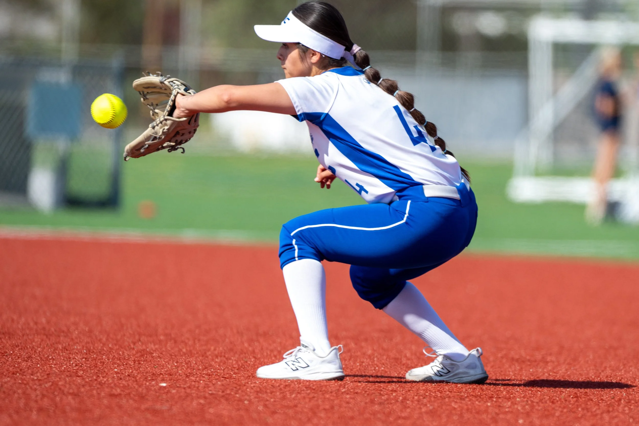  Santa Monica College (SMC) Corsair second baseman, Yoselin Hernandez (4), catches an infield groundball hop in the game with Allan Hancock Bulldogs at Santa Monica, Calif., Tuesday, March 24, 2026. The Corsairs were defeated by the Bulldogs 20-2. (T