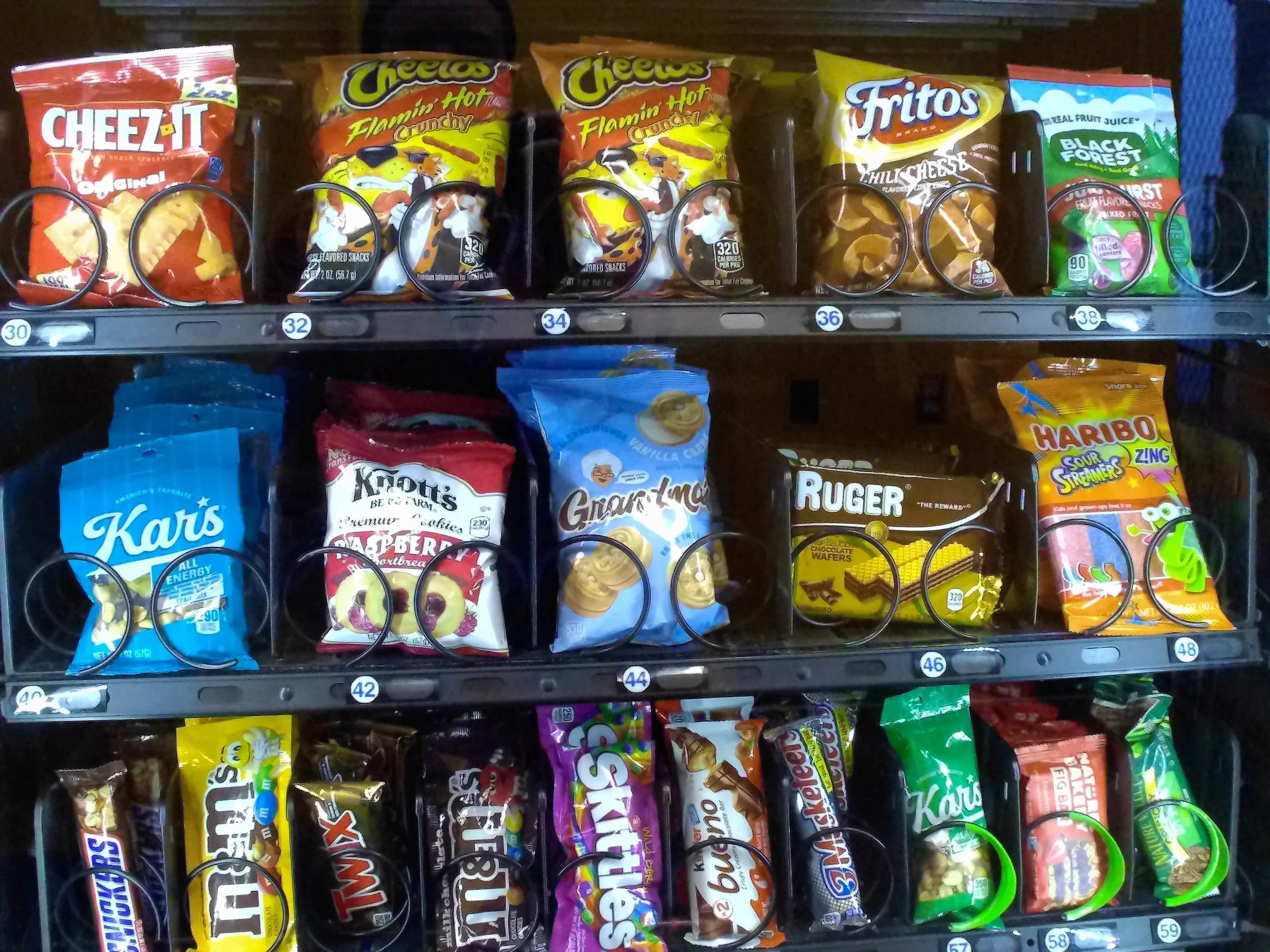  Santa Monica College’s (SMC) Center for Media and Design (CMD) campus does not have a cafeteria with a traditional selection of meals, drinks, and snacks. Students who don’t bring food from home or order takeout are forced to rely on campus’ Everyta