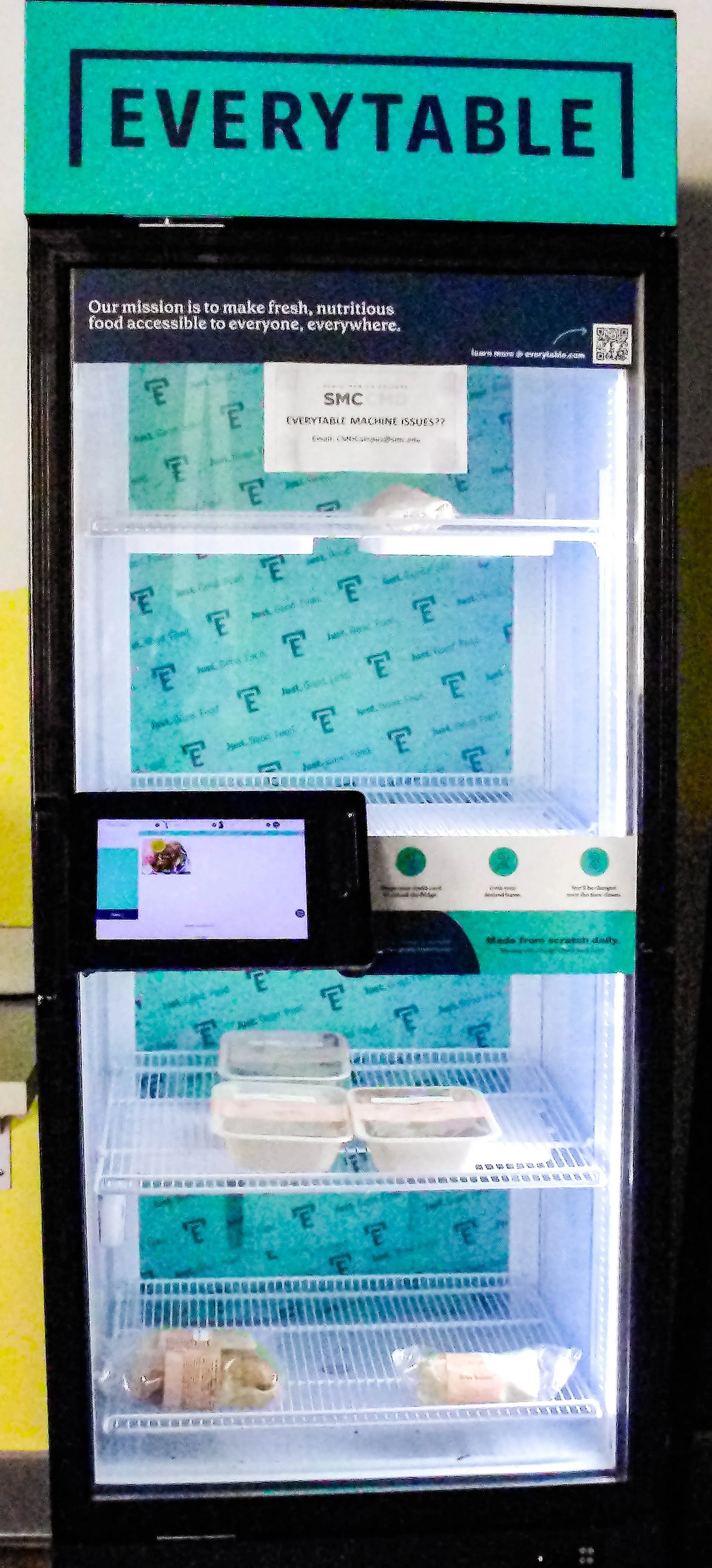  Santa Monica College’s (SMC) Center for Media and Design (CMD) campus does not have a cafeteria where students can purchase hot meals, snacks, and drinks. In lieu of a cafeteria, CMD has the Everytable Lounge, located in Building C. Everytable is a 