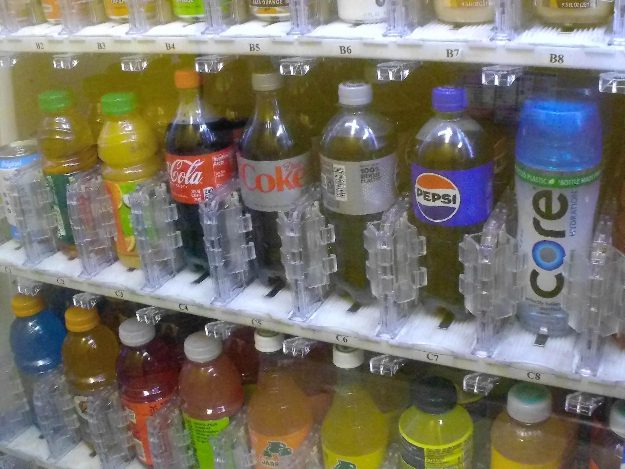  Santa Monica College’s (SMC) Center for Media and Design (CMD) campus does not have a cafeteria with a traditional selection of meals, drinks, and snacks. Students who don’t bring food from home or order takeout are forced to rely on campus’ Everyta
