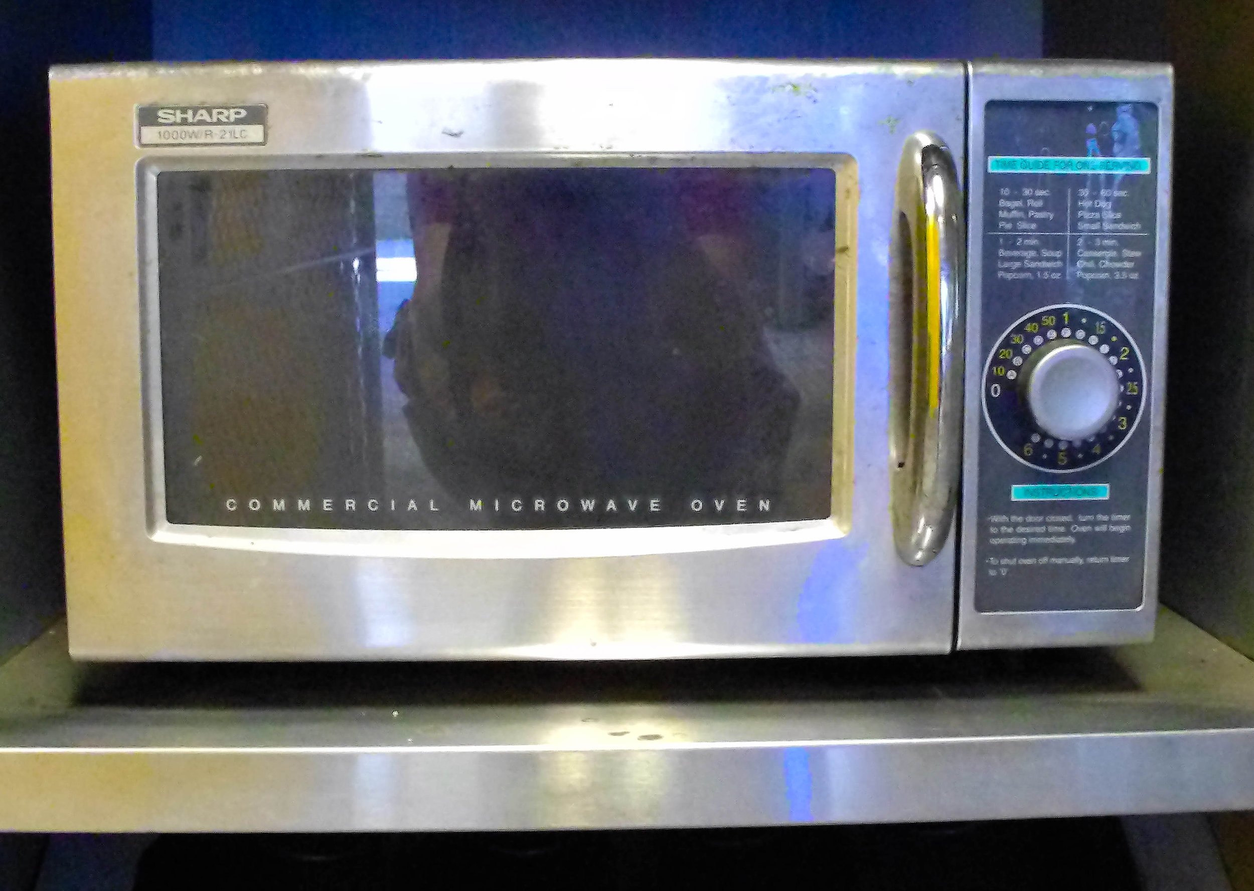  Santa Monica College’s (SMC) Center for Media and Design (CMD) campus does not have a cafeteria with a traditional selection of meals, drinks, and snacks. However, there are several microwaves located in the campus’ Everytable Lounge, as well as one