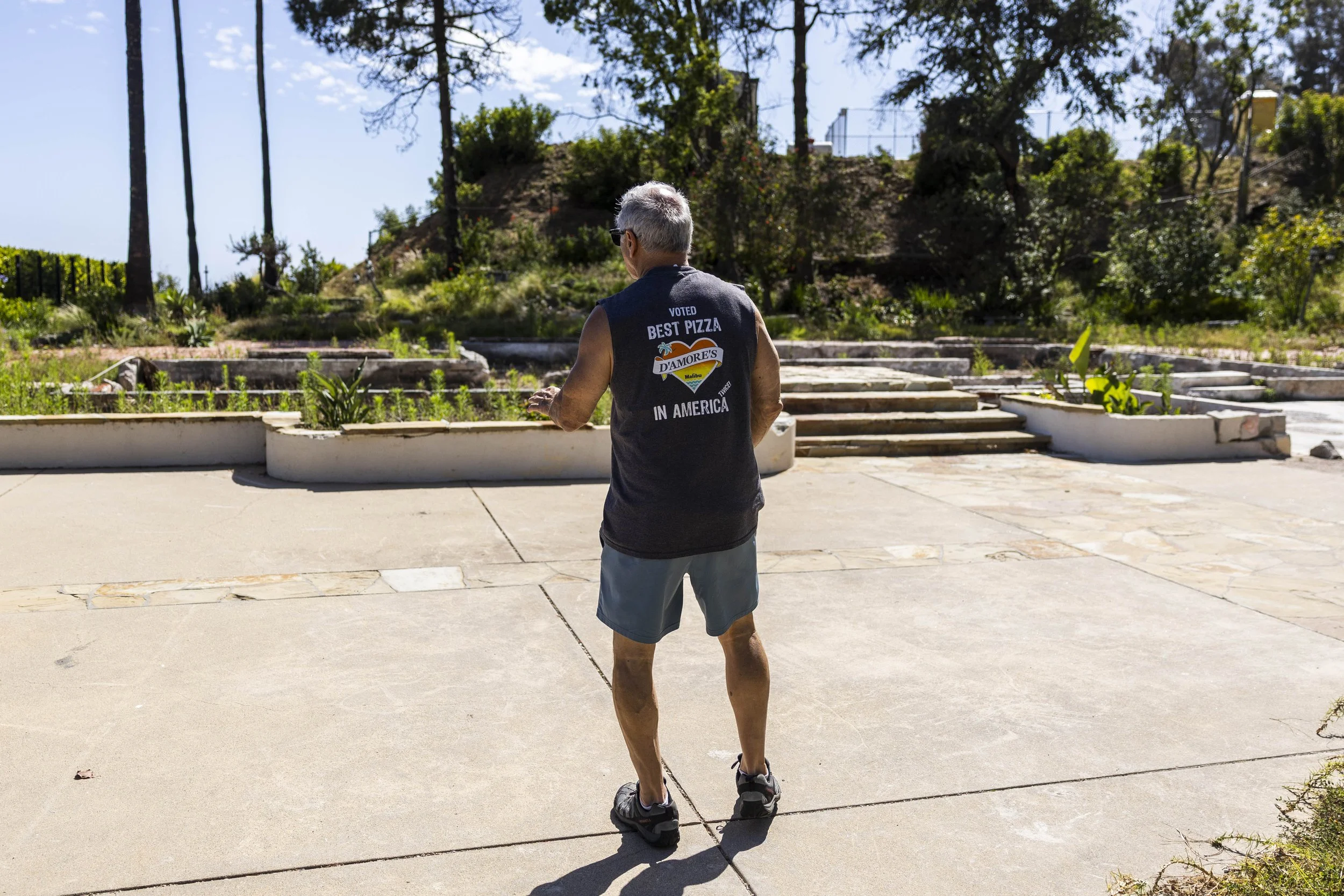  Joe D’Amore stands in front of his neighbor’s house in Malibu, Calif., on Friday, April 24, 2026, presenting part of the aftermath of the Palisades Fire. (Kayjel J. Mairena | The Corsair) 