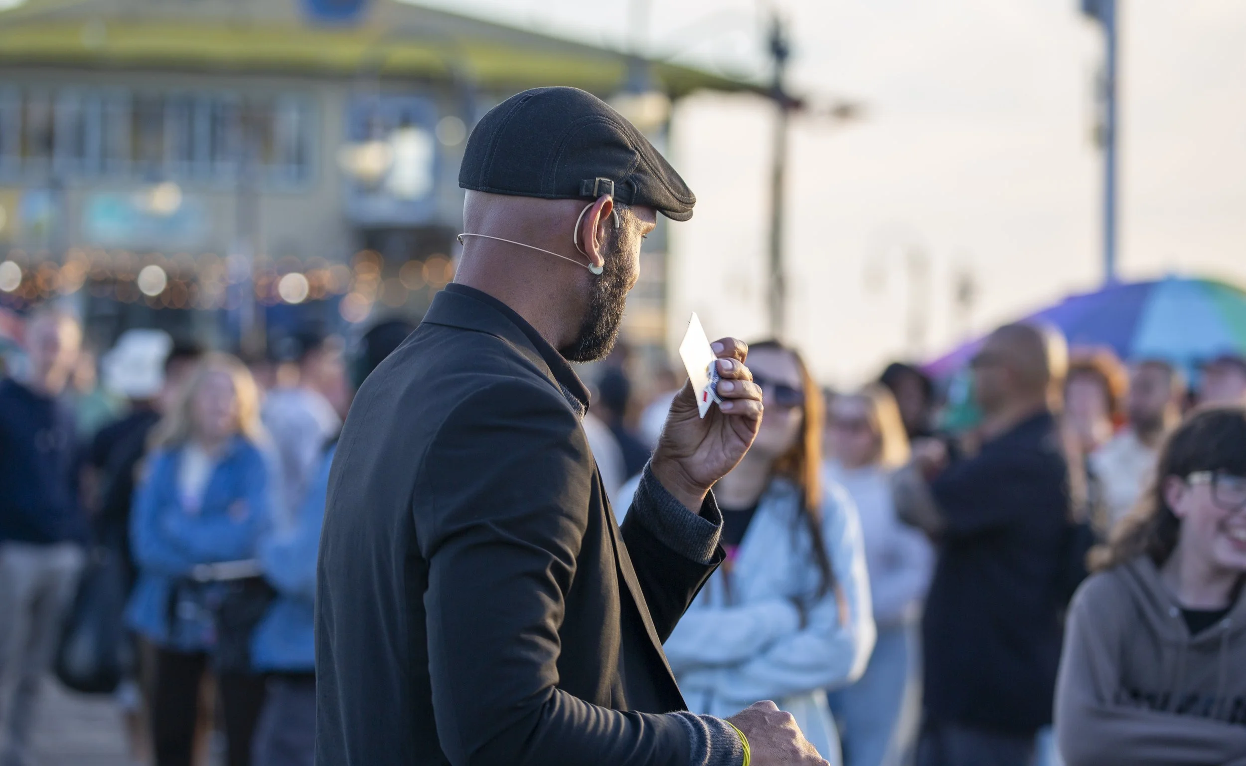  Street magician Ronascherman performs a card trick for visitors at the Santa Monica Pier in Santa Monica, Calif., on Thursday, April 23, 2026. (Jinhao Tian | The Corsair) 