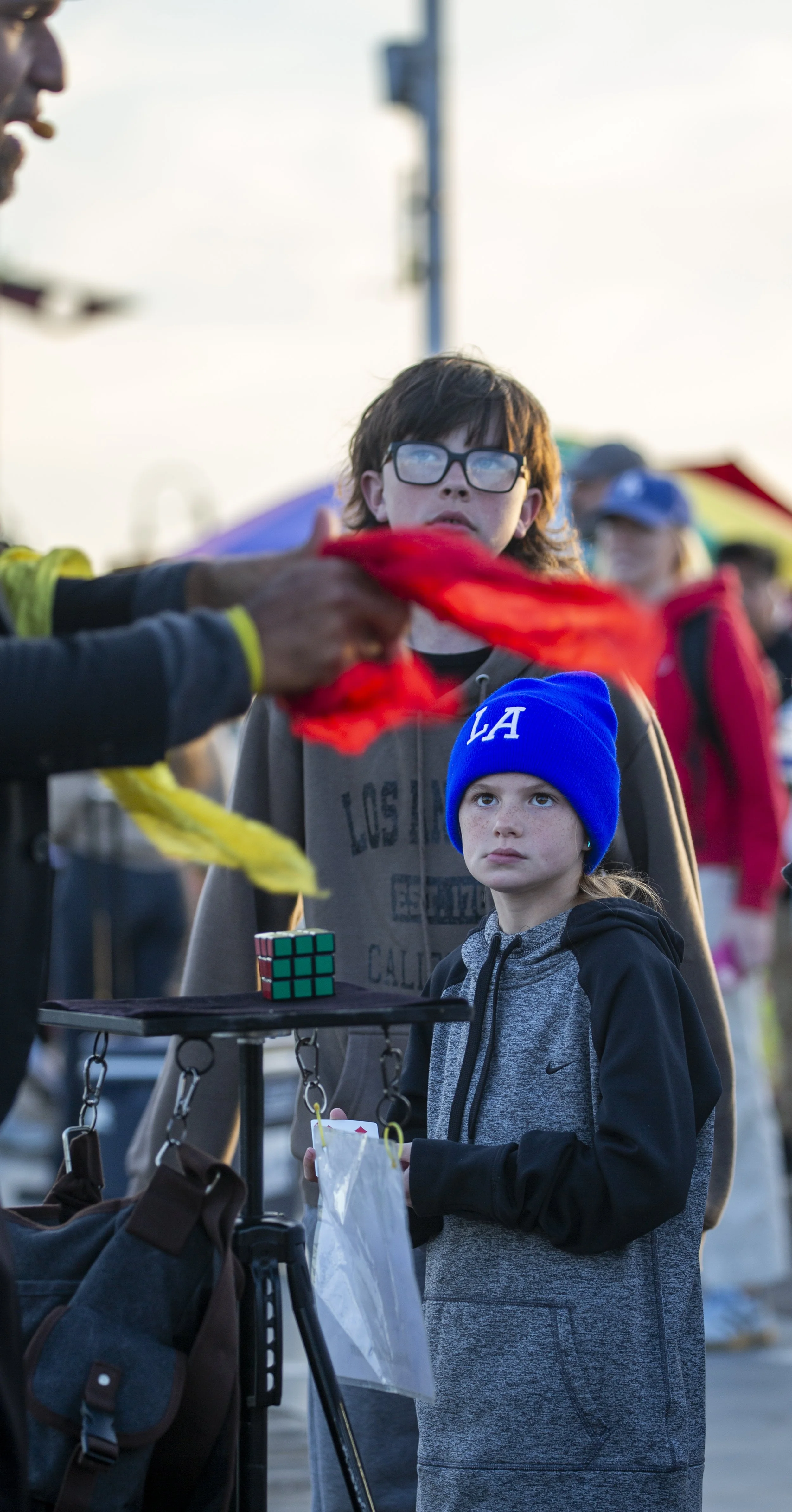  A child watches as street magician Ronascherman changes a red scarf into a yellow scarf during a performance at the Santa Monica Pier in Santa Monica, Calif., on Thursday, April 23, 2026. (Jinhao Tian | The Corsair) 