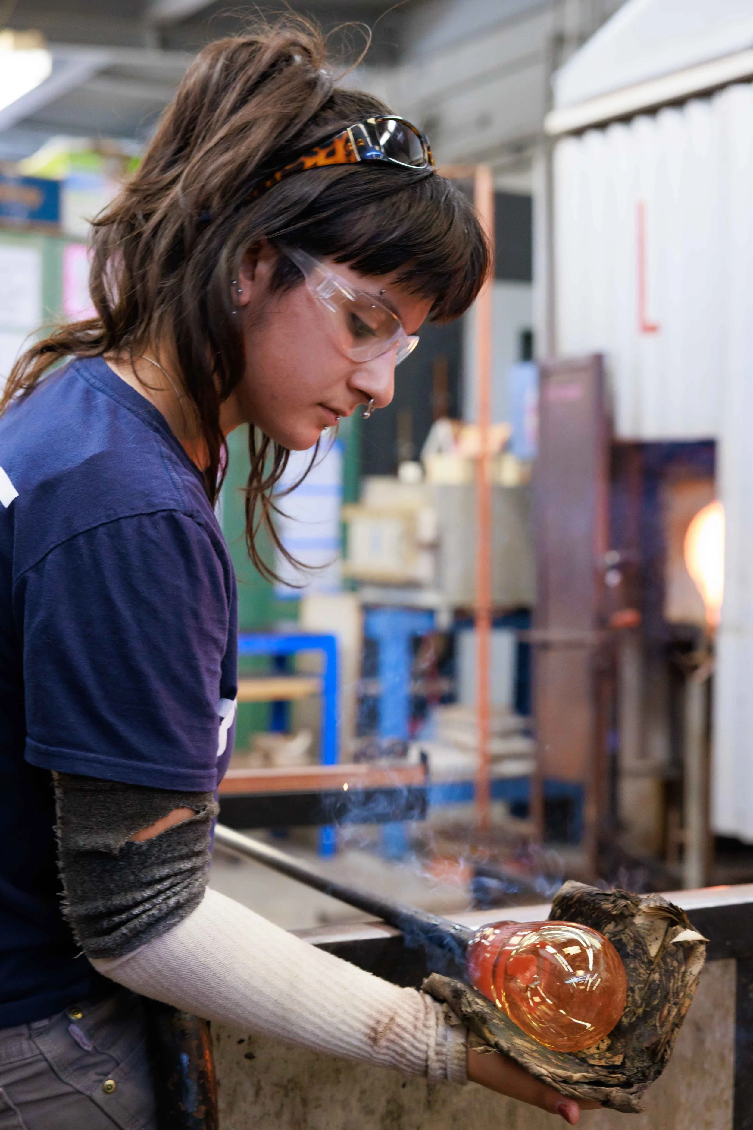  Santa Monica College (SMC) student Leah Zarrabian shapes her work inside the hot shop at the SMC arts complex in Santa Monica, Calif., Friday, May 29, 2026. (Elizabeth Bacher | The Corsair) 