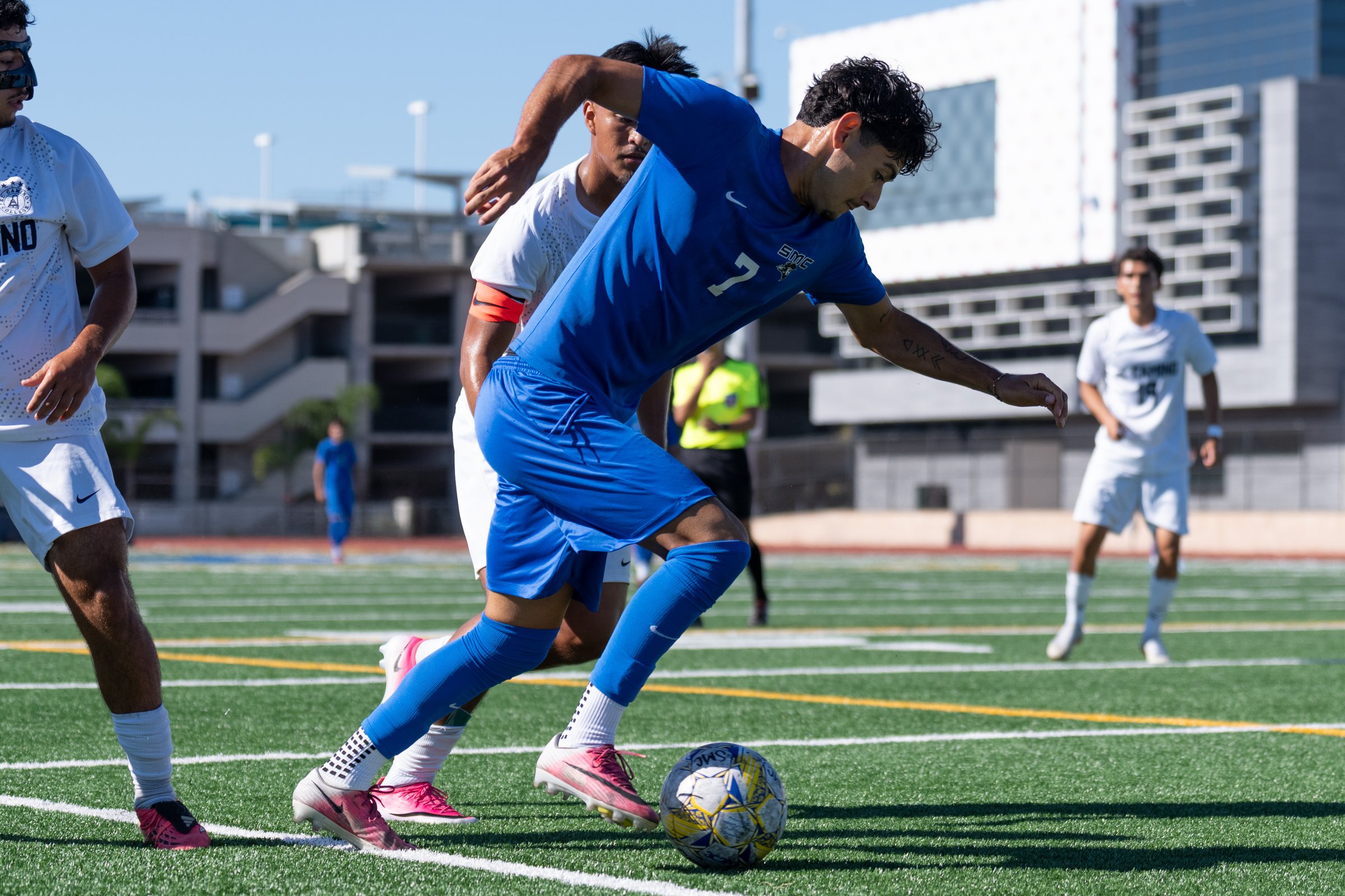  Santa Monica College (SMC) Corsairs Men’s Soccer forward Santiago Veizaga (7) dribbling the ball toward the goal during a game against El Camino College Warriors in Santa Monica on Friday, Sept 4, 2026. Final score was a tie, 1-1. (Jason Purisima | 