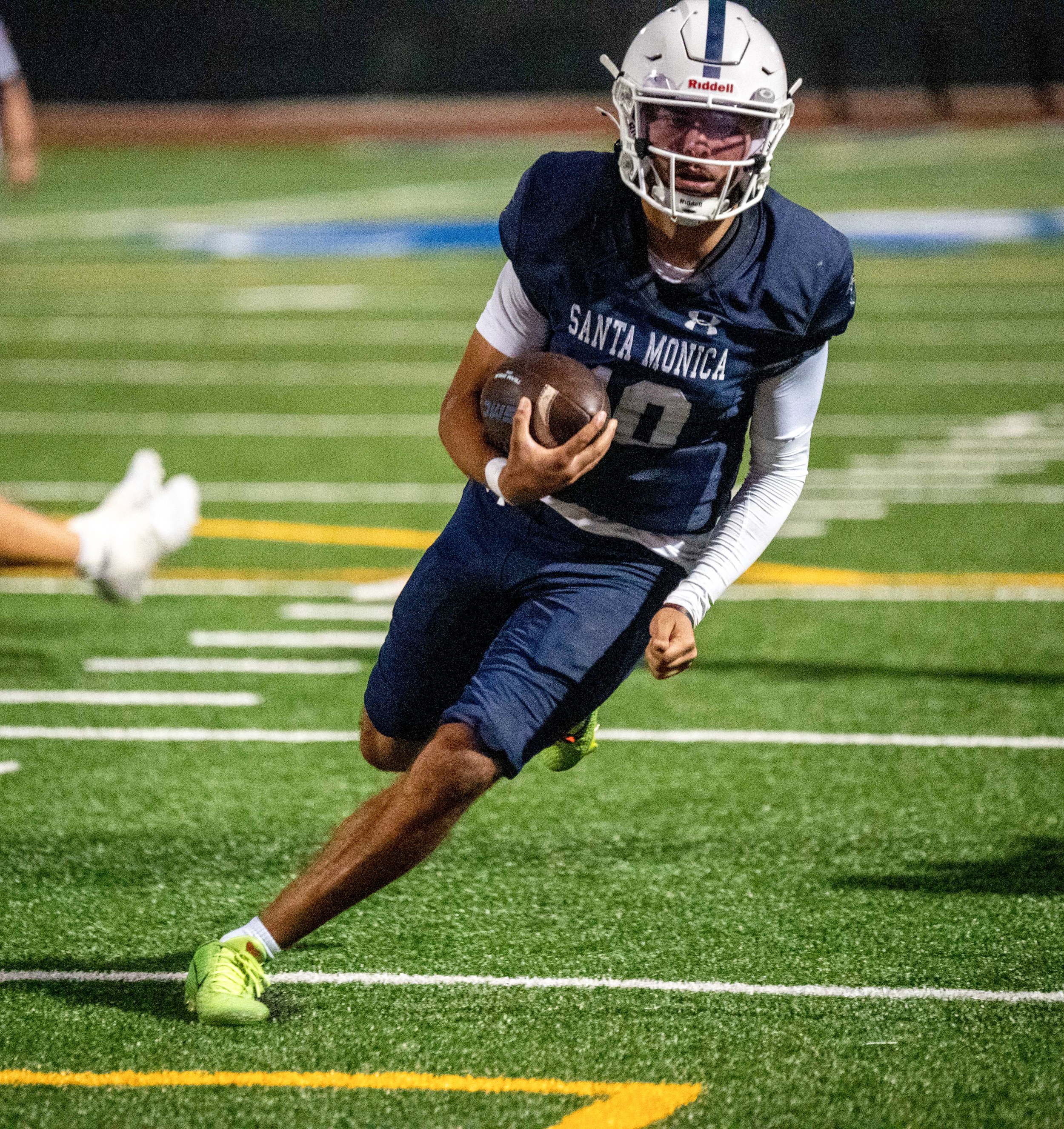  Santa Monica College Corsair quarterback Pierce Clarkson (10) runs with the ball on Saturday, Aug. 29, 2026, in Santa Monica, Calif. (Tom Rosholt | The Corsair) 