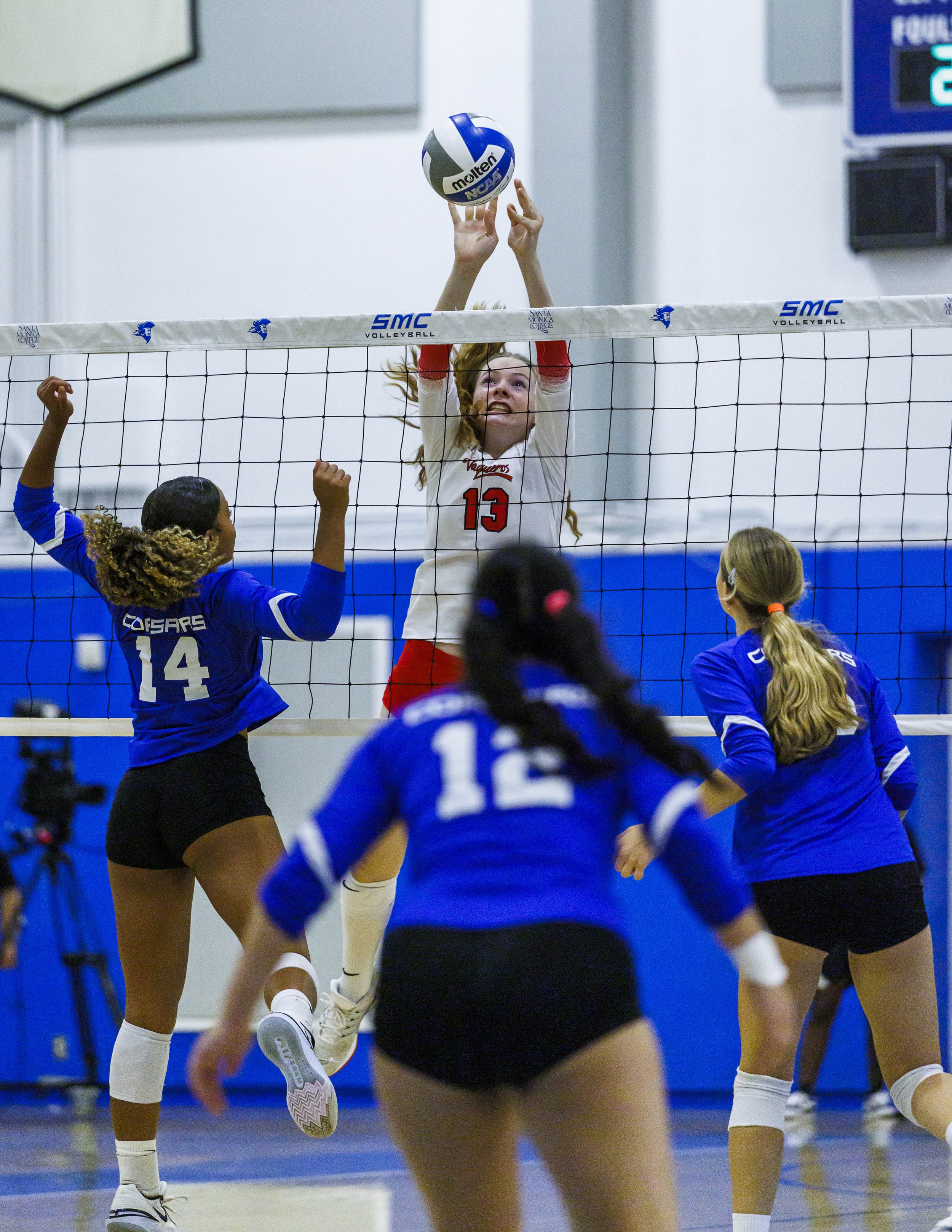  Santa Barbara City College Vaquero Osby Judd-Wade (13) (Center) returns the ball during the match against the Santa Monica College (SMC) Corsairs on Wednesday, September 23, 2026, at the SMC Corsair Gym in Santa Monica, Calif. The Corsairs defeated 