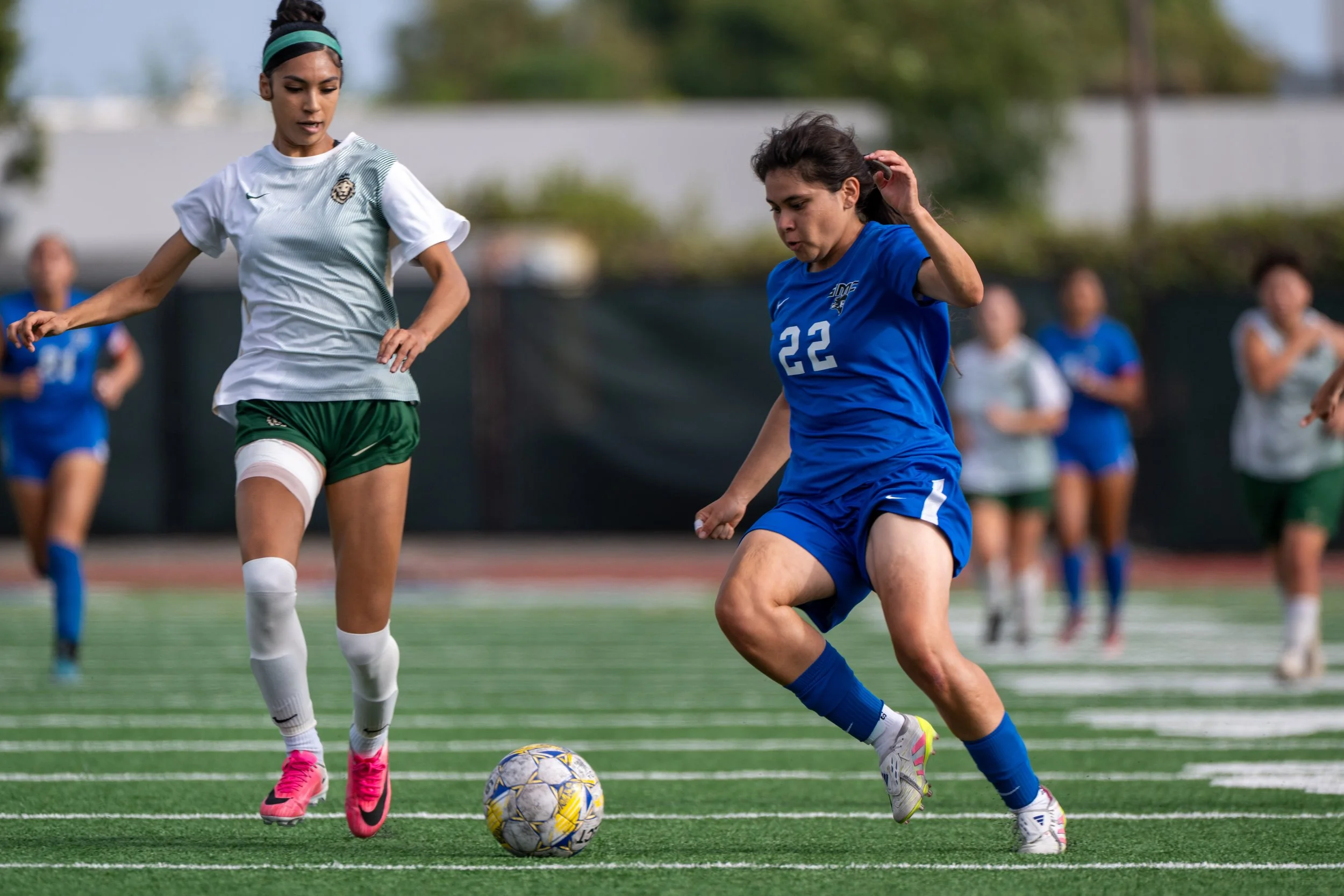  Santa Monica College (SMC) Corsair Lidia Crespin (22) drives the ball during the game with Valley Community College Monarchs on Friday, September 25, 2026, Santa Monica, Calif. The Corsair defeated the Monarchs 4-2. (Tom Rosholt | The Corsair) 