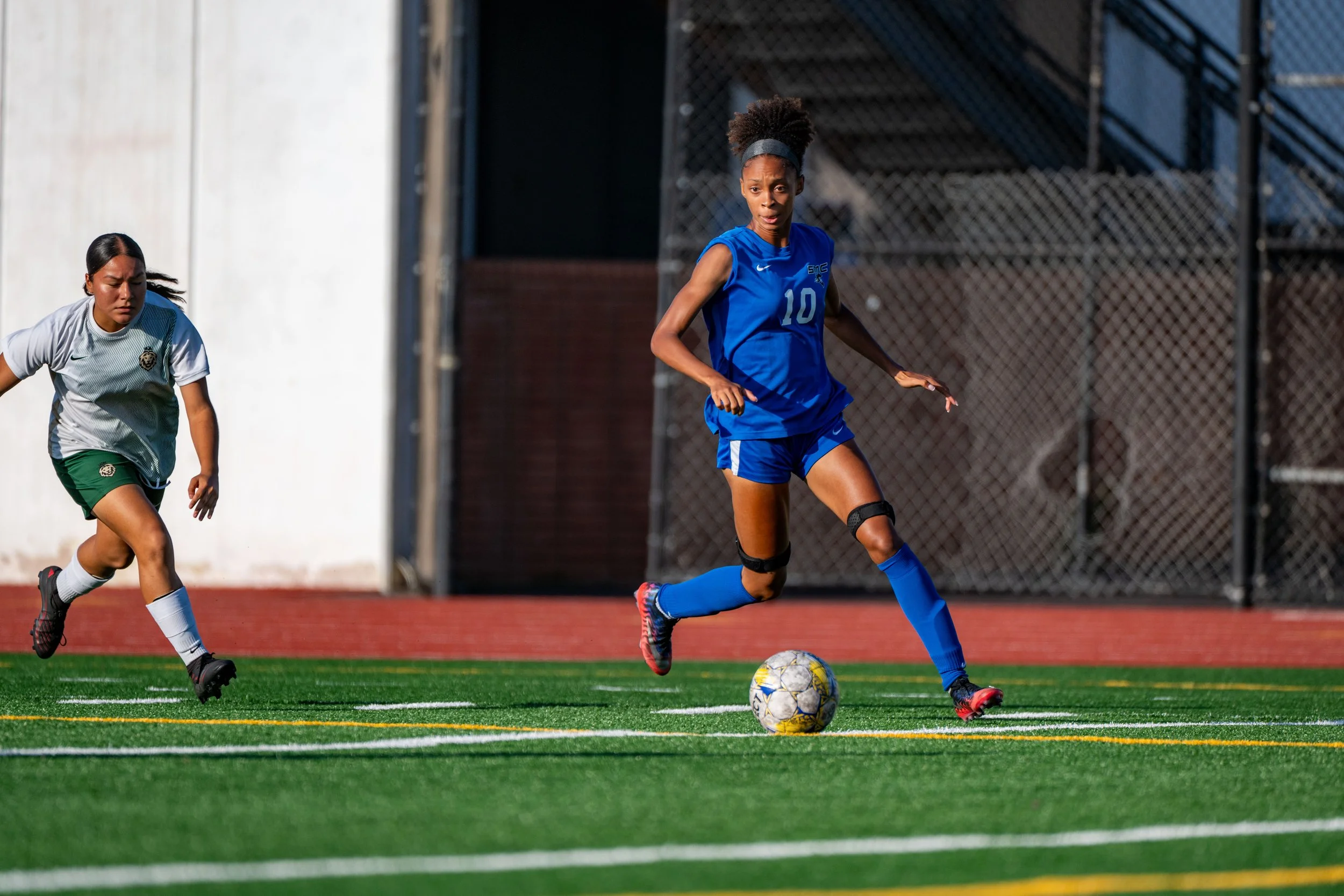  Santa Monica College (SMC) Corsair Ashton St. Claire (10) advances the ball down the pitch during the game with Valley Community College Monarchs on Friday, September 25, 2026, Santa Monica, Calif. The Corsair defeated the Monarchs 4-2. (Tom Rosholt