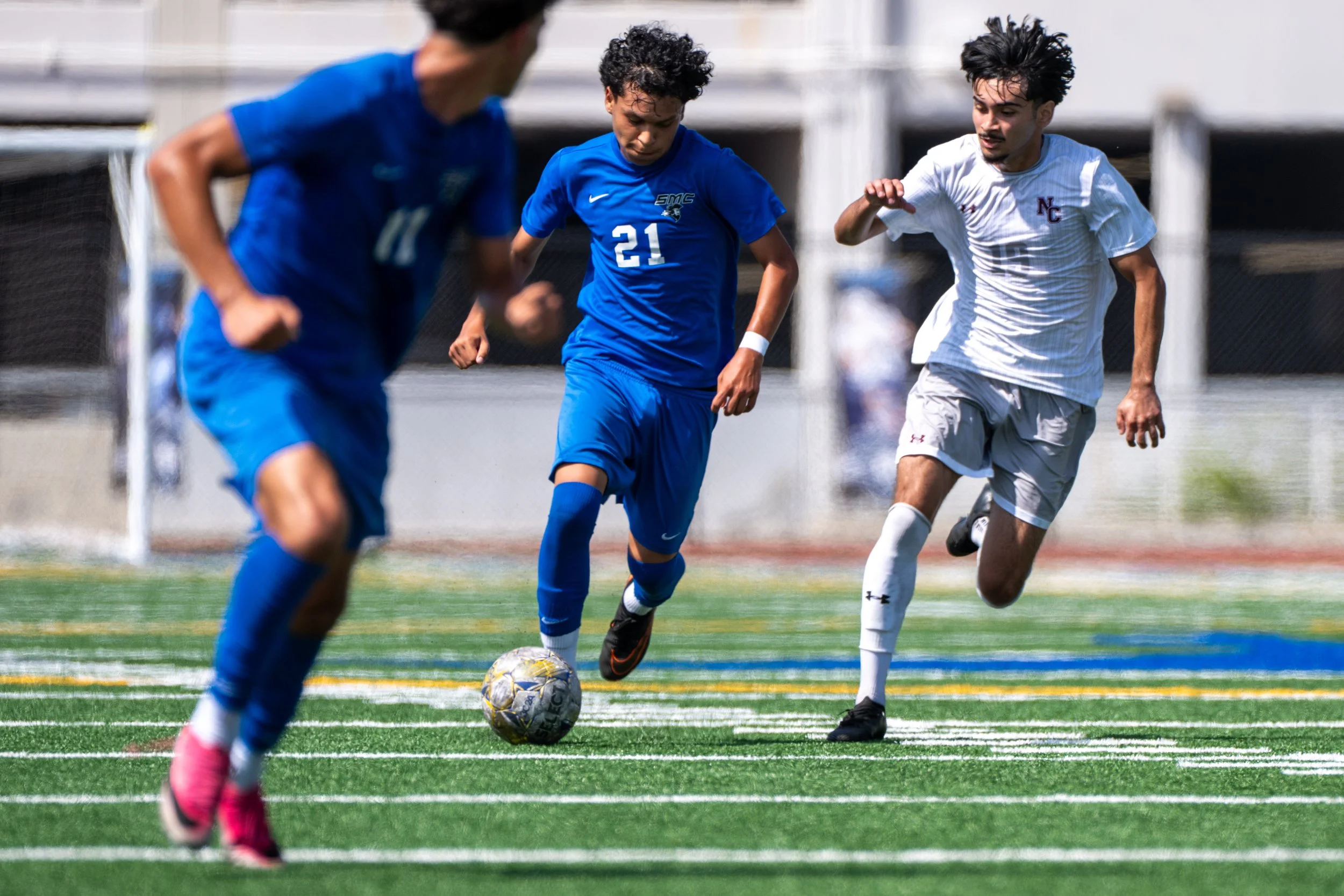  Santa Monica College (SMC) Corsair Angel Diaz (21) dribbles the ball down the pitch during the game with Norco Community College on Friday, September 25, 2026, Santa Monica, Calif. The Corsairs tied the Mustangs 3-3.. (Tom Rosholt | The Corsair) 