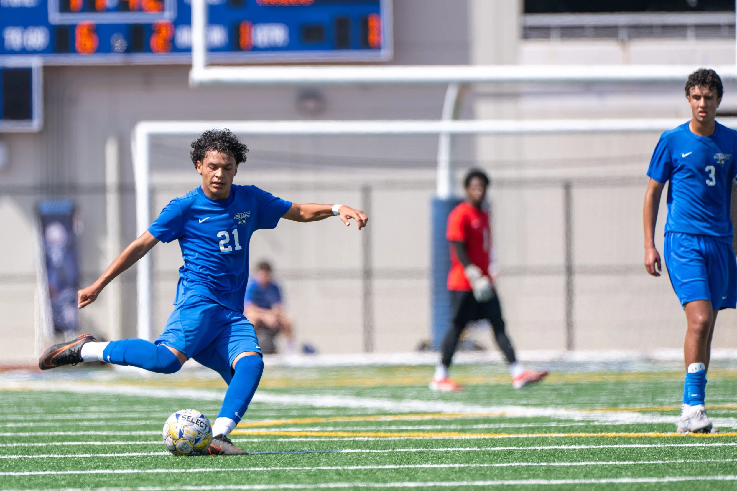  Santa Monica College (SMC) Corsair Angel Diaz (21) passes the ball during the game with Norco Community College on Friday, September 25, 2026, Santa Monica, Calif. The Corsairs tied the Mustangs 3-3.. (Tom Rosholt | The Corsair) 