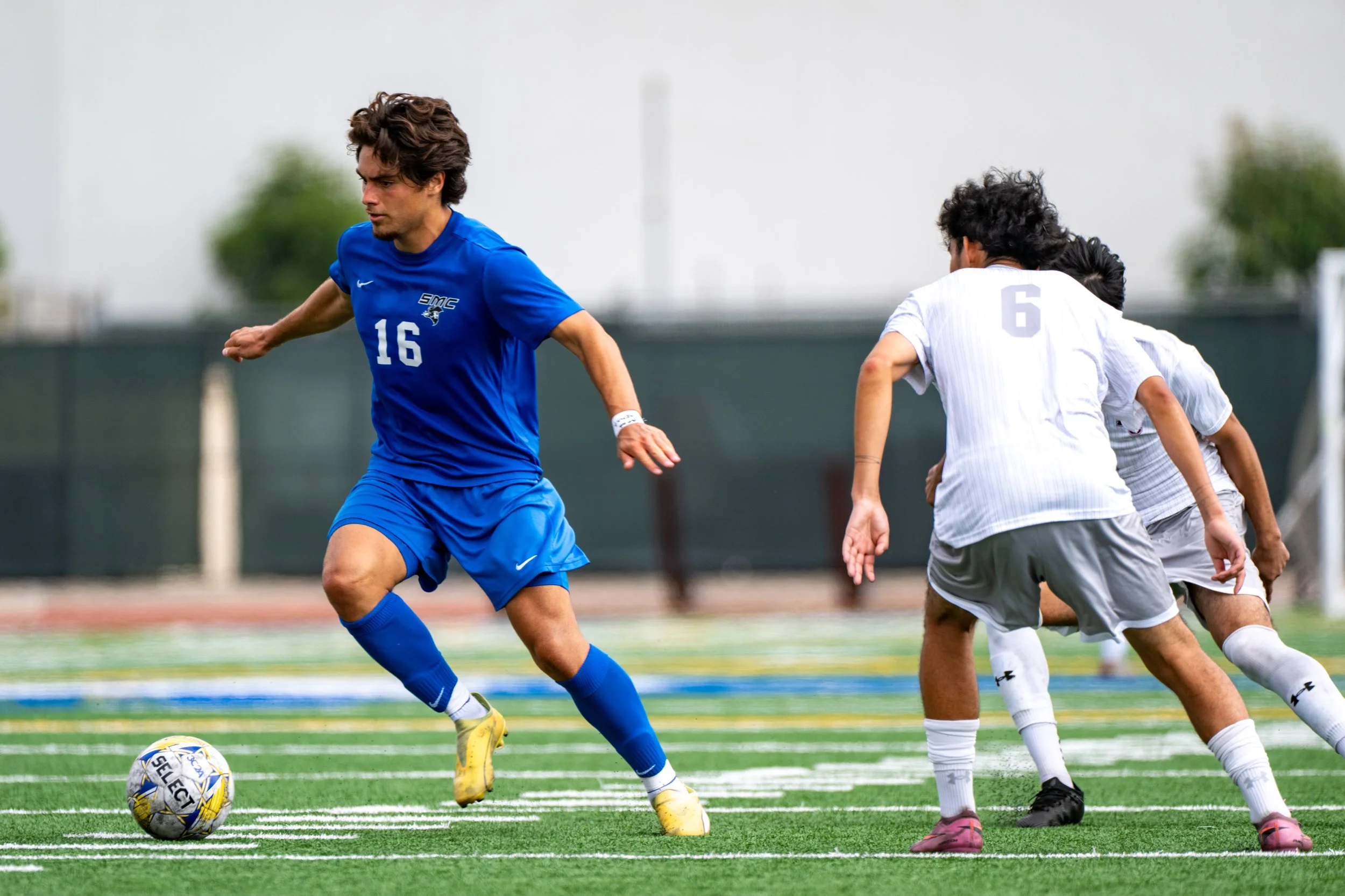  Santa Monica College (SMC) Corsair Sebastian Vargas-Loyola (16) dribbles the ball down the pitch during the game with Norco Community College on Friday, September 25, 2026, Santa Monica, Calif. The Corsairs tied the Mustangs 3-3.. (Tom Rosholt | The