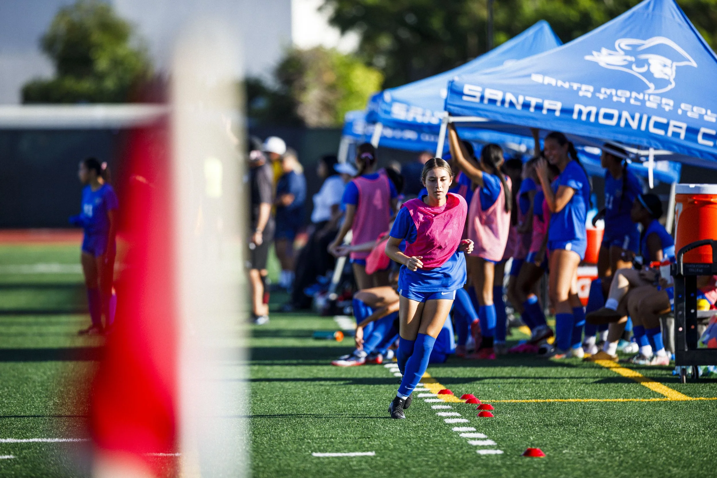  Santa Monica College (SMC) Corsair forward Ivy Blackley (17) (center) warms up during the team’s match against College of the Canyons Cougars on Friday, Oct. 16, 2026, at the SMC Corsair Stadium in Santa Monica, Calif. Temperatures reached the mid-9