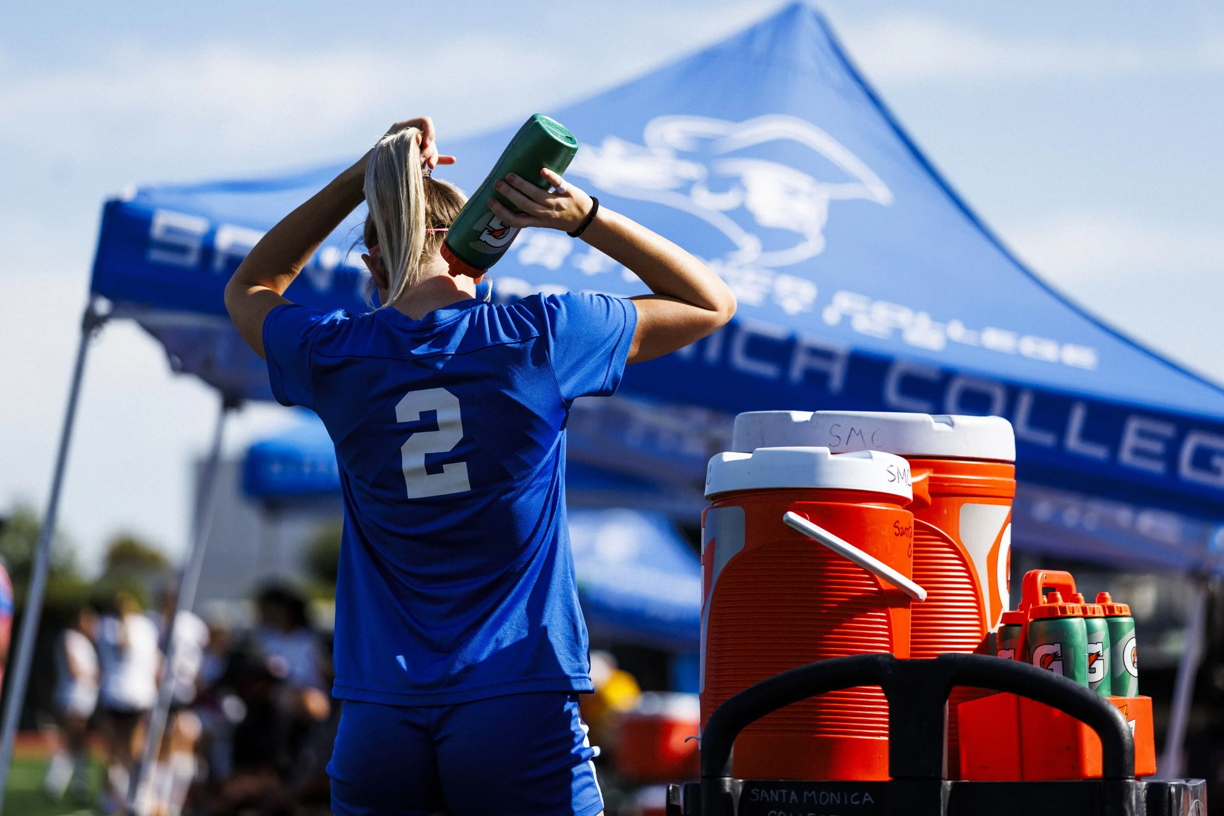  Santa Monica College (SMC) Corsair Julia Bailey (2) pours water over her neck before the team’s match against the College of the Canyons Cougars on Friday, Oct. 16, 2026, at the SMC Corsair Stadium in Santa Monica, Calif. Temperatures reached the mi