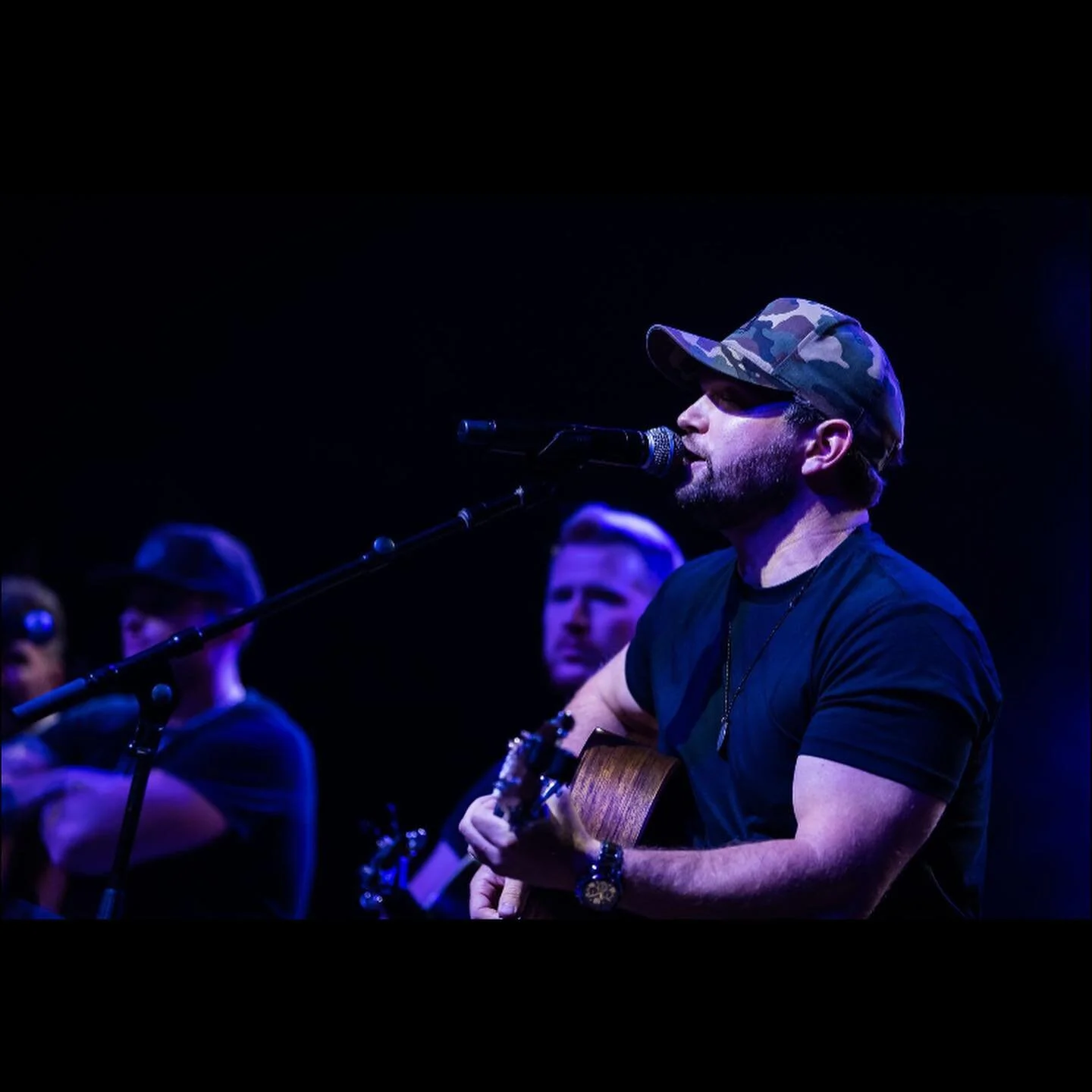 Can we just take a minute and talk about how much fun Wednesday night at @wildhorsesaloon was! I loved hanging out with everyone thank you so much @chase_irwin and @uncutexperience for putting on such an amazing show and for having me out! 🤘🏻📸 @ke