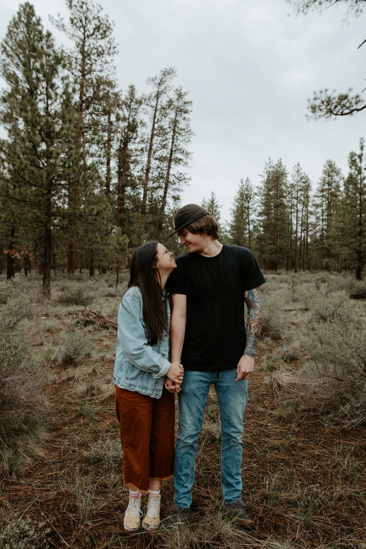 01_Sisters_Oregon_Adventure_Session_Oregon_couple_engagement_Bend_adventure_Photography_PNW_longboard.jpg