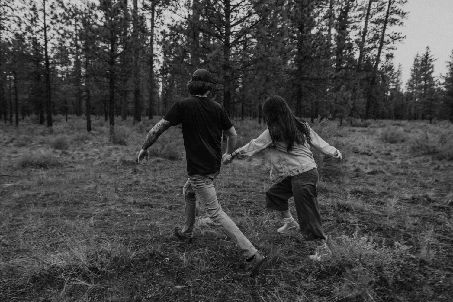 03_Sisters_Oregon_Adventure_Session-2_Oregon_couple_engagement_Bend_adventure_Photography_PNW_longboard.jpg