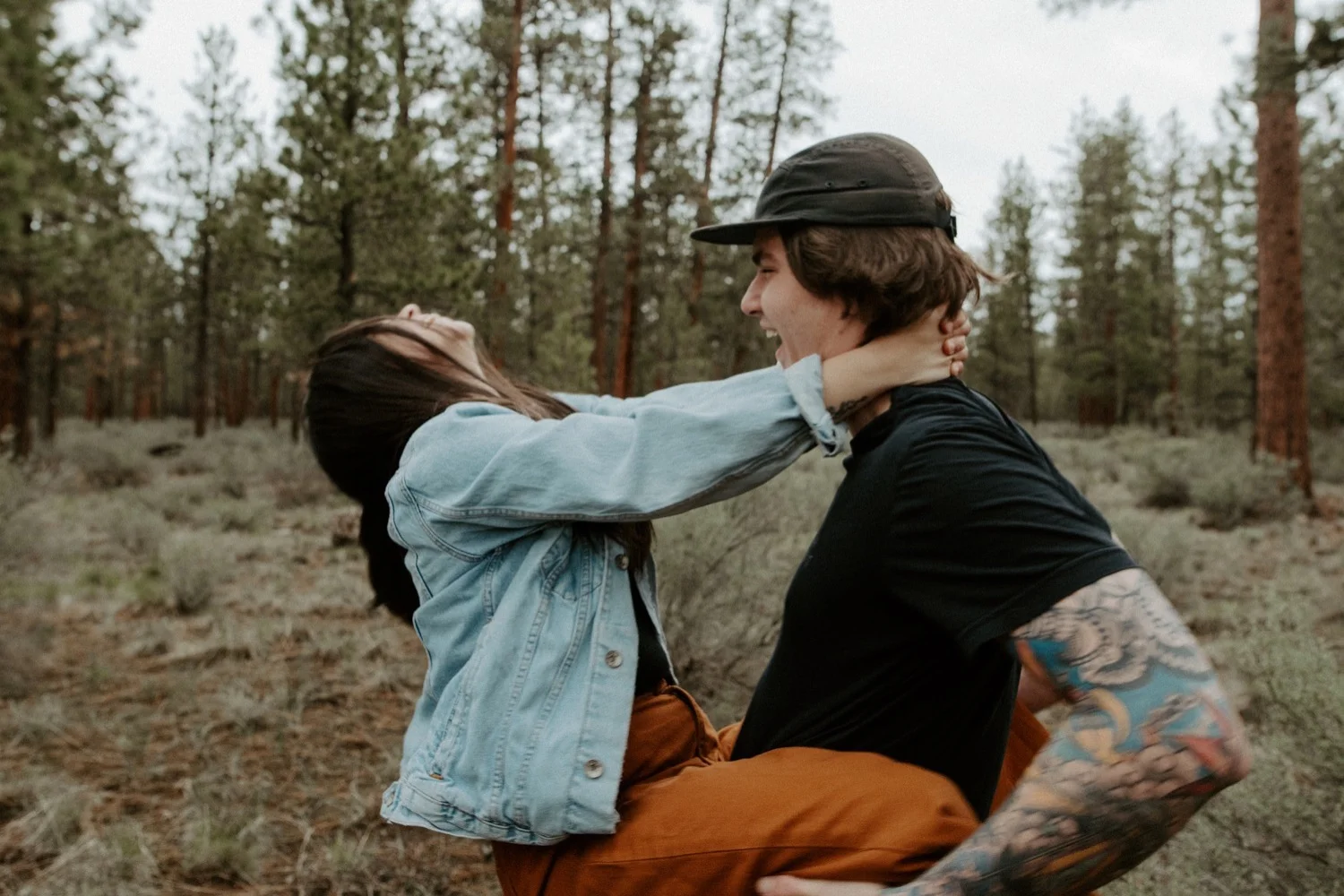 06_Sisters_Oregon_Adventure_Session-6_Oregon_couple_engagement_Bend_adventure_Photography_PNW_longboard.jpg