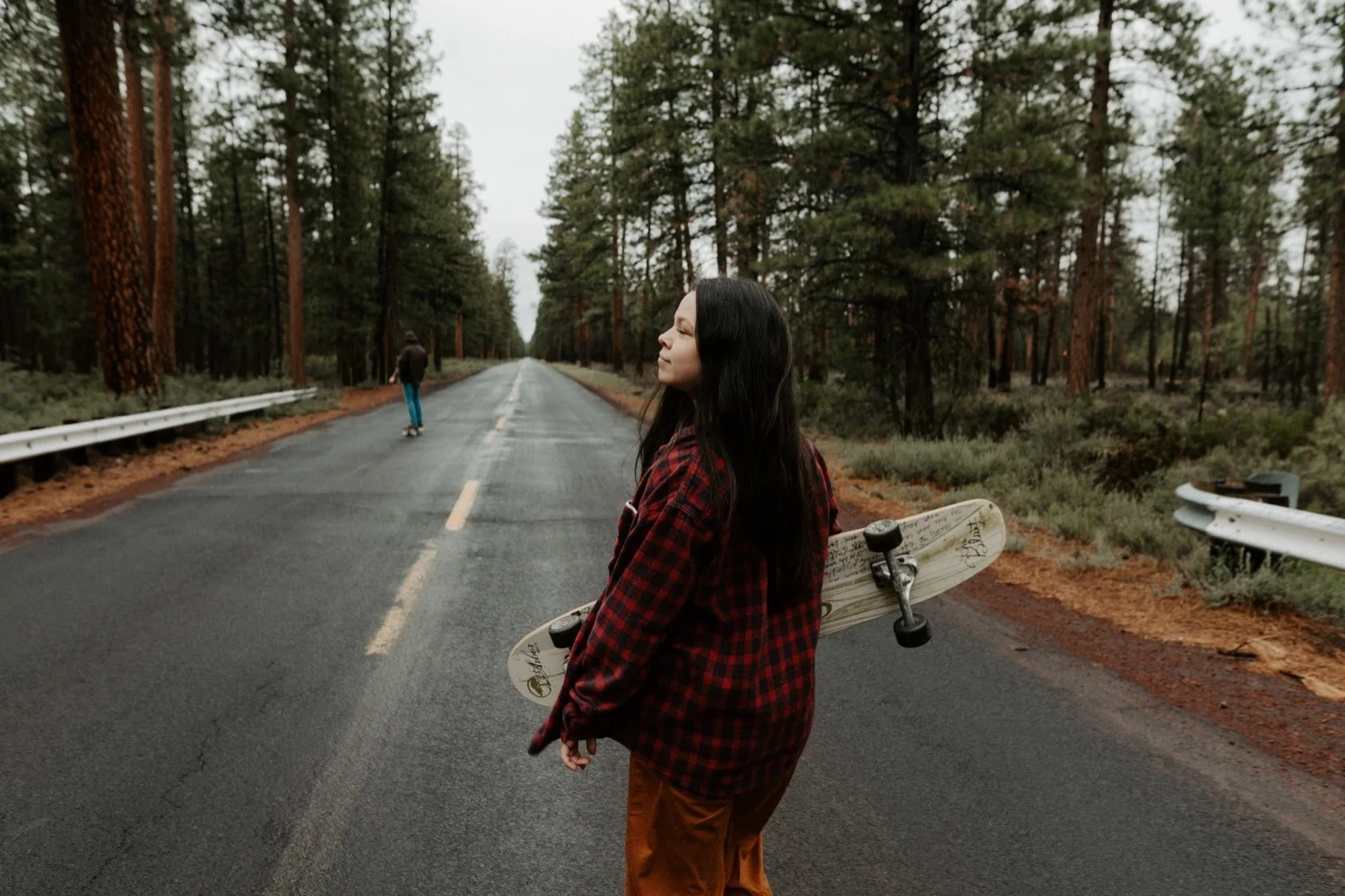 18_Sisters_Oregon_Adventure_Session-24_Oregon_couple_engagement_Bend_adventure_Photography_PNW_longboard.jpg