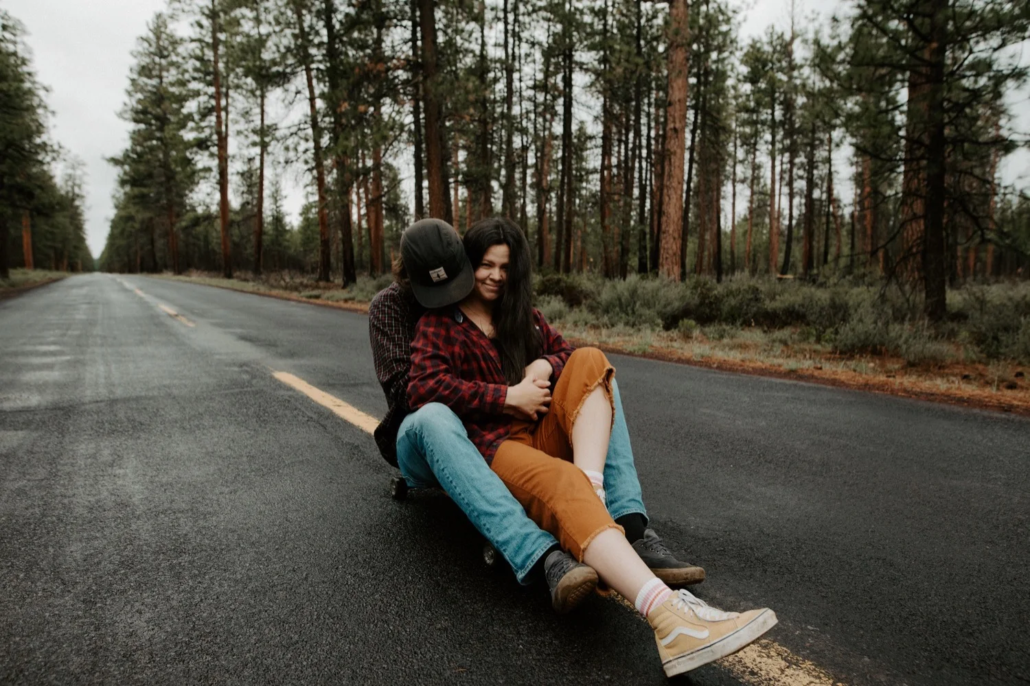 22_Sisters_Oregon_Adventure_Session-26_Oregon_couple_engagement_Bend_adventure_Photography_PNW_longboard.jpg