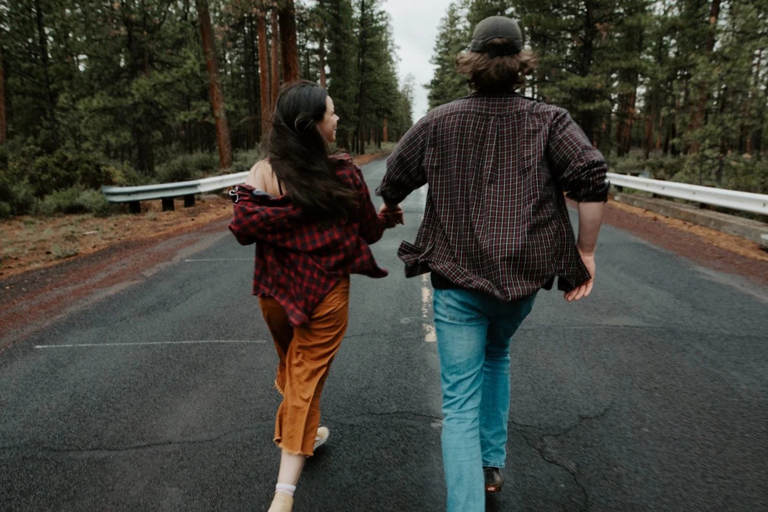 23_Sisters_Oregon_Adventure_Session-27_Oregon_couple_engagement_Bend_adventure_Photography_PNW_longboard.jpg