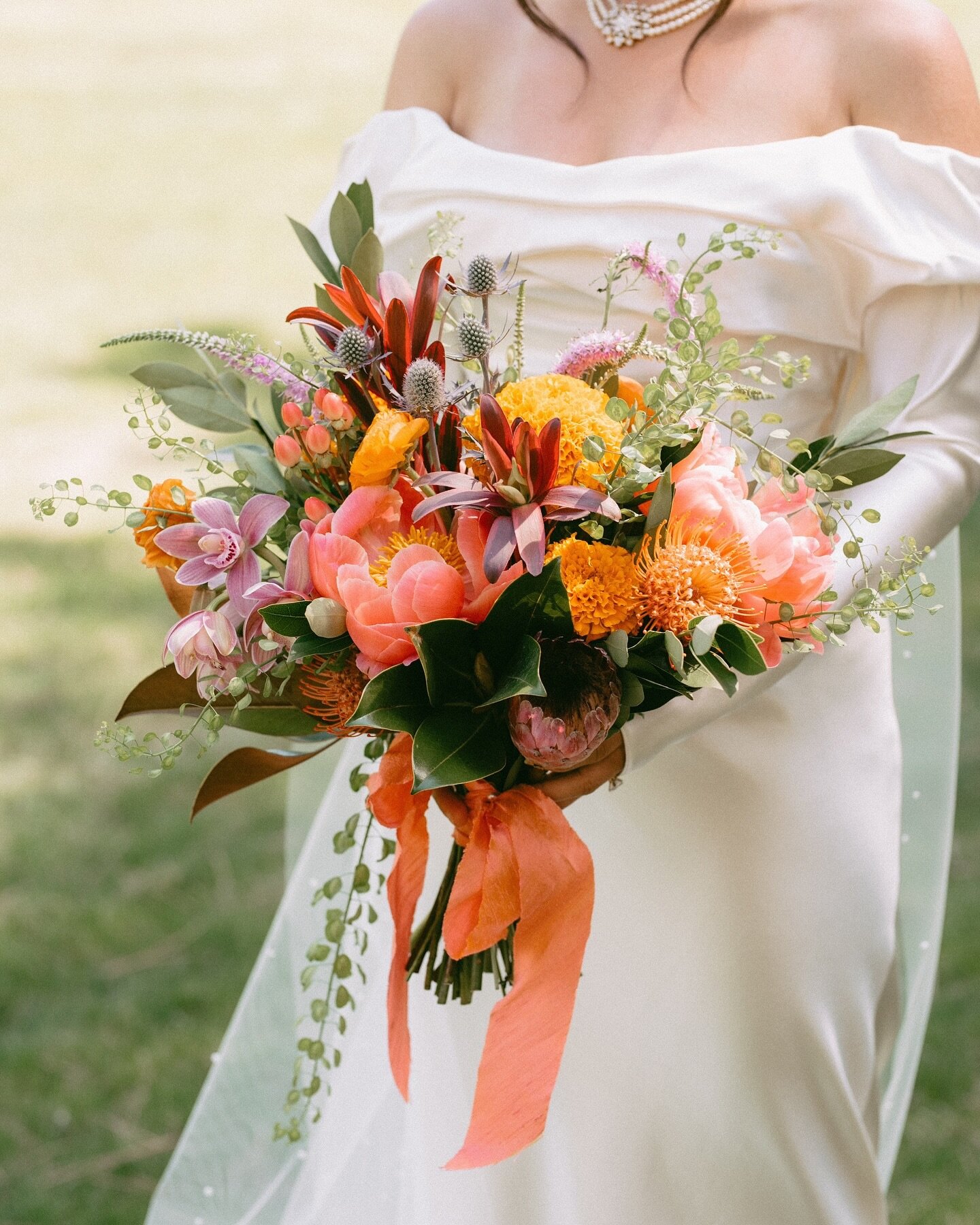 A moment for colorful, textural florals 🌸 

incredible bouquet by @posie_shoppe, second shot for @yasminkhajaviphotography 🧡 

#sunriveroregon #sunriverresort #sunriverwedding #destinationweddingphotographer #destination #destinationweddings #trave