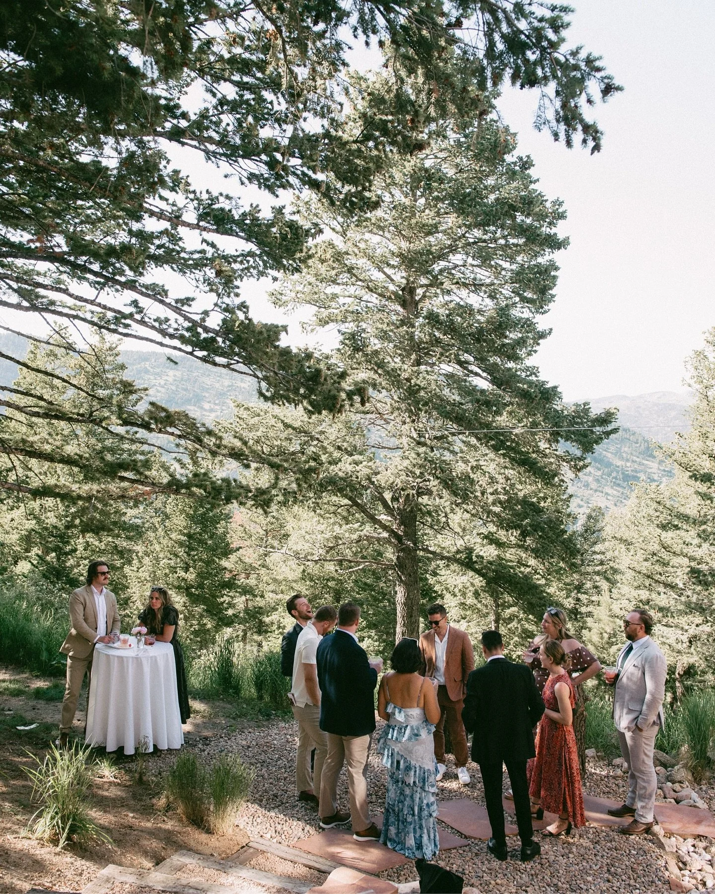 me 🤝 cocktail hour photos. 

second shot for @isabelhenryphoto 🫶🏼 

#filmweddingphotographer #coloradowedding #coloradoweddingphotographer #boulderco