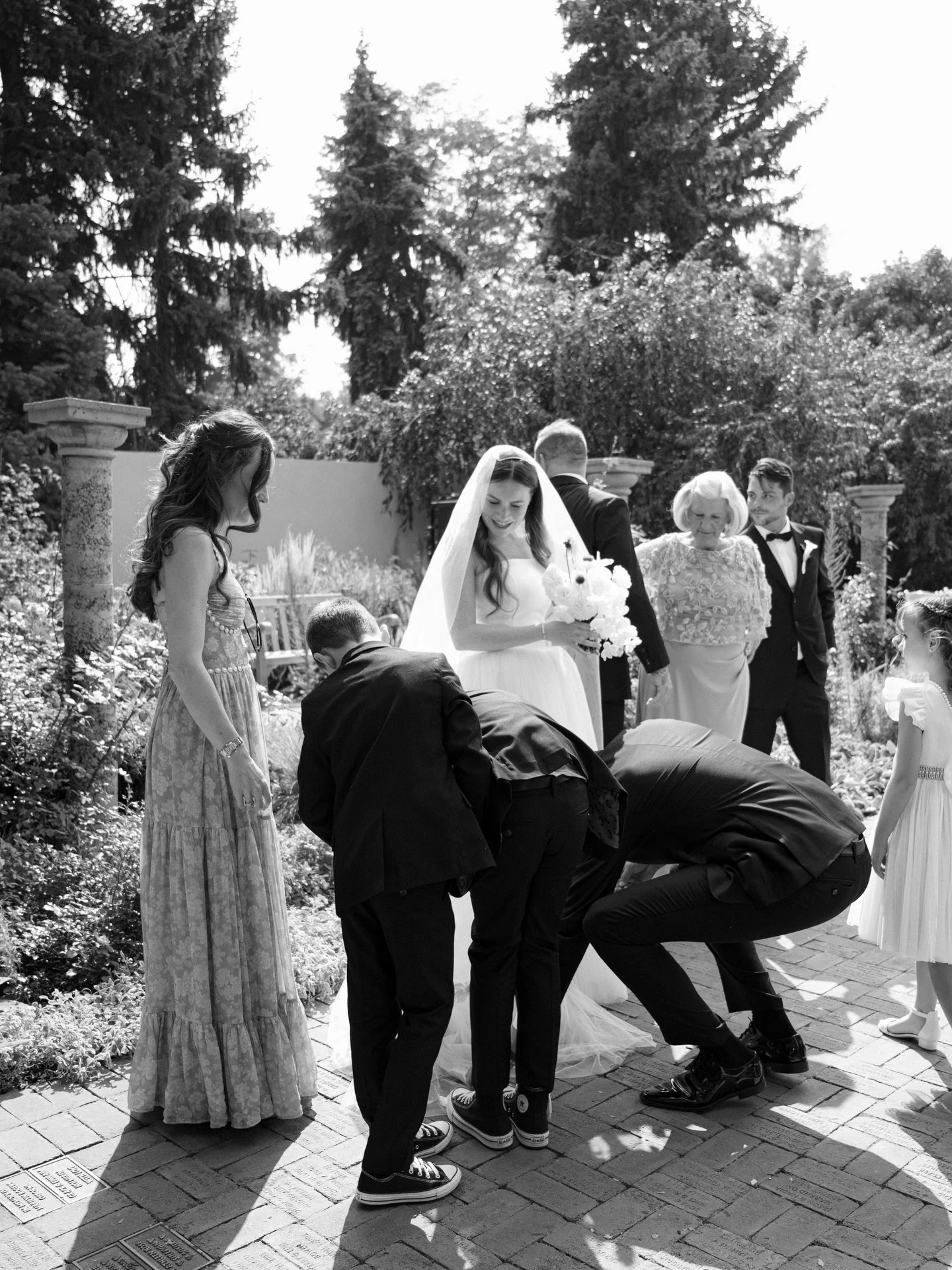 Scenes from a beautiful summer ceremony at the Denver Botanic Gardens 🪷☀️ feeling so refreshed and ready for these types of days again. 

second shot for @isabelhenryphoto

#coloradoweddingphotographer #coloradowedding #denverweddingphotographer #de
