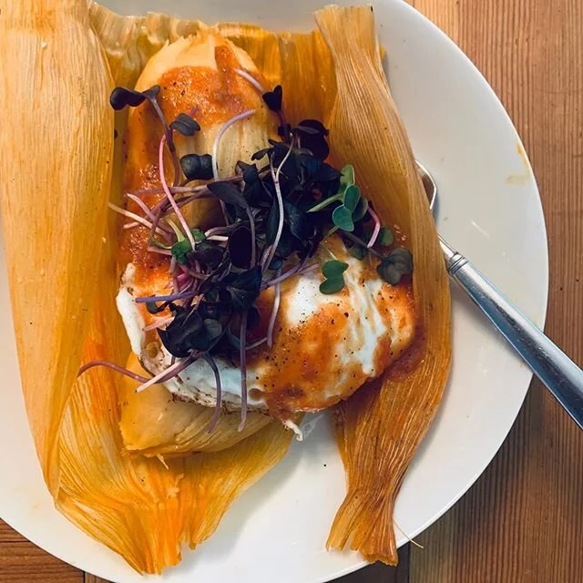 Boy, this is a most welcome belated market breakfast-lunch. Way to show up Spokane. WE DID IT 🎉🎉 And thanks to 
@tamalebox 
@mamatorrezsalsa 
@k2greens 
Haggerty&rsquo;s Happy Hens 
For this plate of delight 🤩