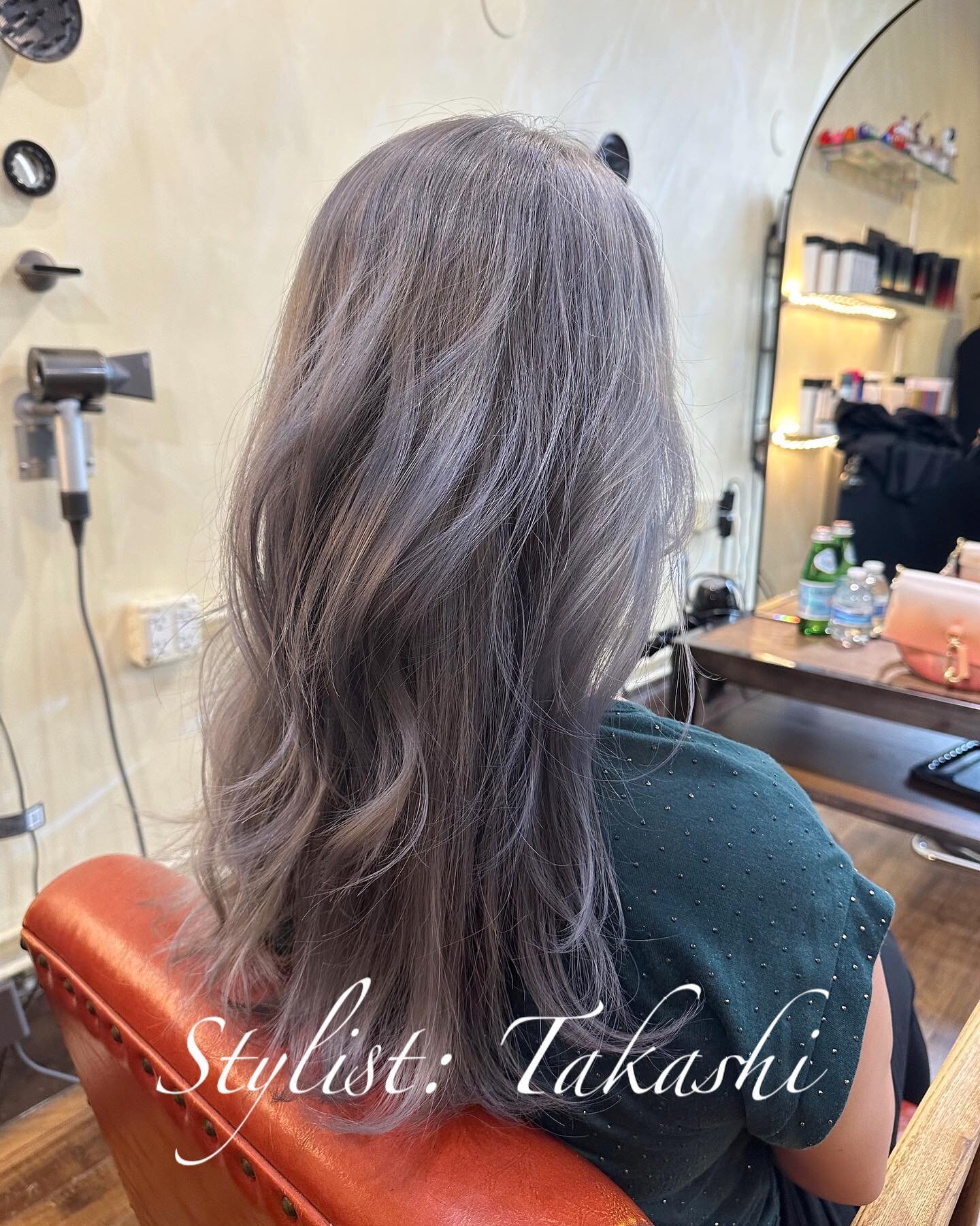 Triple Process Color 
Stylist: Takashi

Light hair coloring for the summer 💁🏼&zwj;♀️
You can book an appointment through our online booking portal found on our website: www.salondefi.com

We offer: cuts, perms (cold, digital, straightening), colori