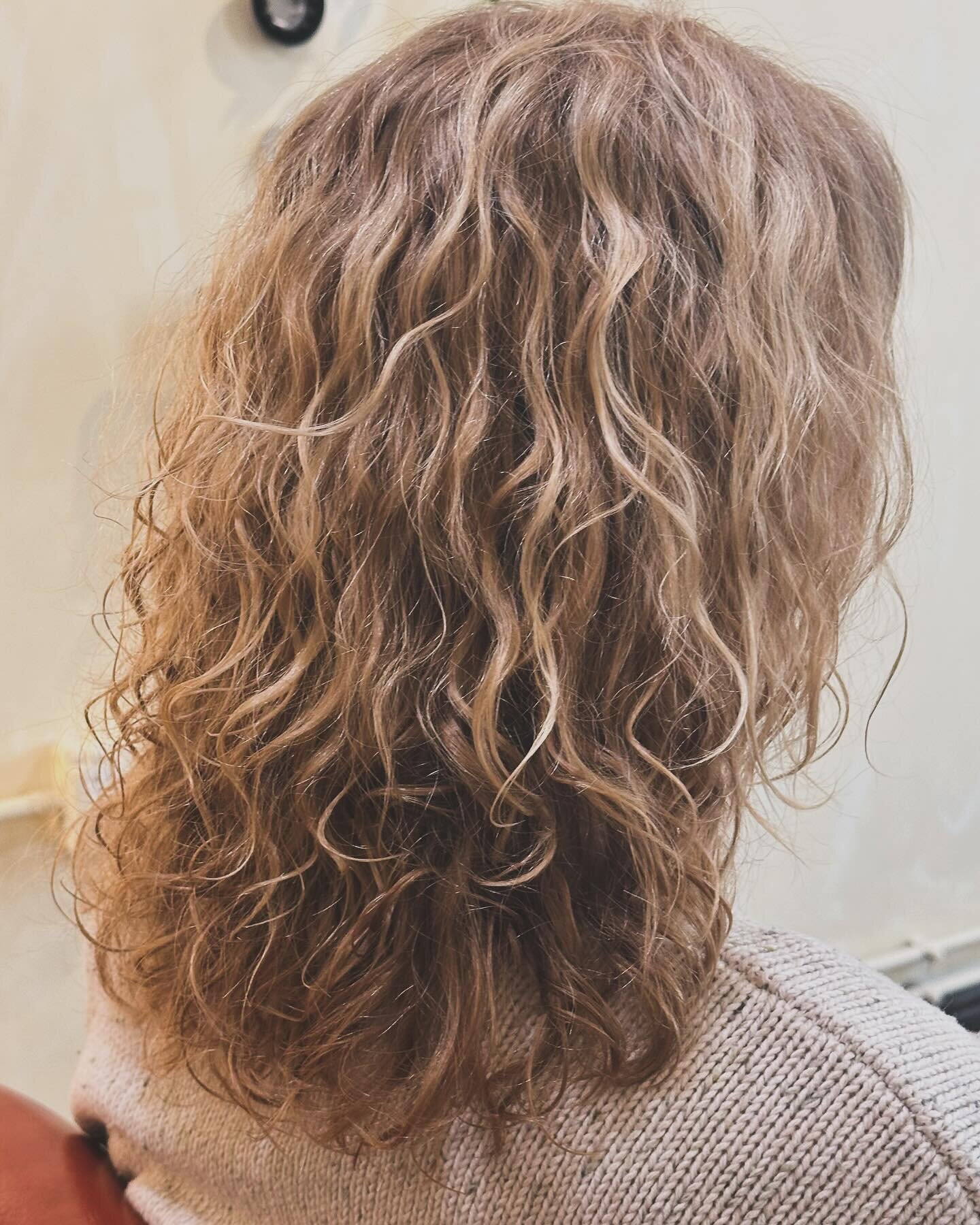 Women&rsquo;s Perm (Beachy Waves ☀️🏝️)
Stylist: Jack

This was her first time perming! 
We use Japanese perming solution which is best for Asian hair textures. If you have thicker hair, we may be able to do the perm for you too! Please send us an em