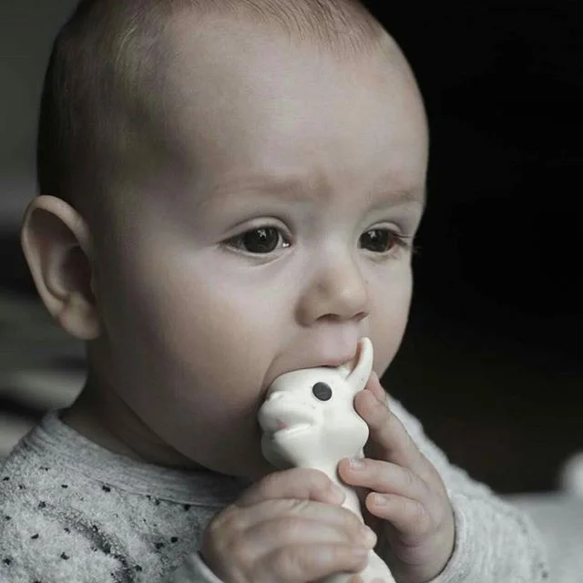 Amour 💛 @bozomaher1

#handmadeinfrance #sophiethegiraffeaustralia #bestteethingtoy #teethingtoy #naturalrubber #nontoxicpaint #organic #teethingbaby #babyshowergift #instababy #teether