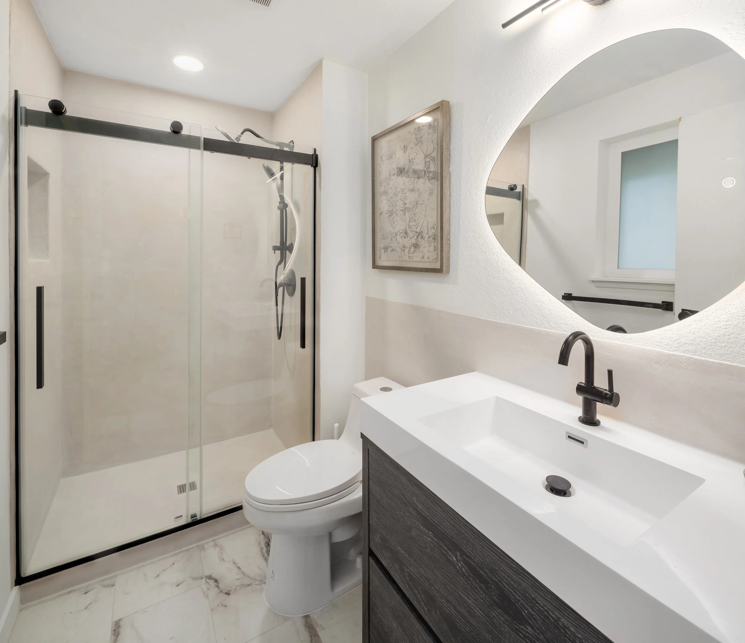 En suite bath of primary suite