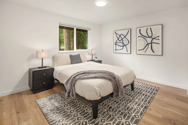 Second bedroom with queen size bed