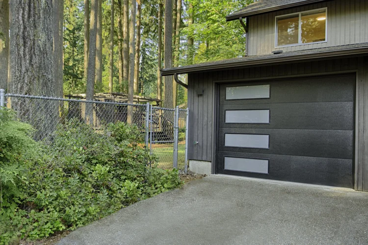 Fully fenced side yard