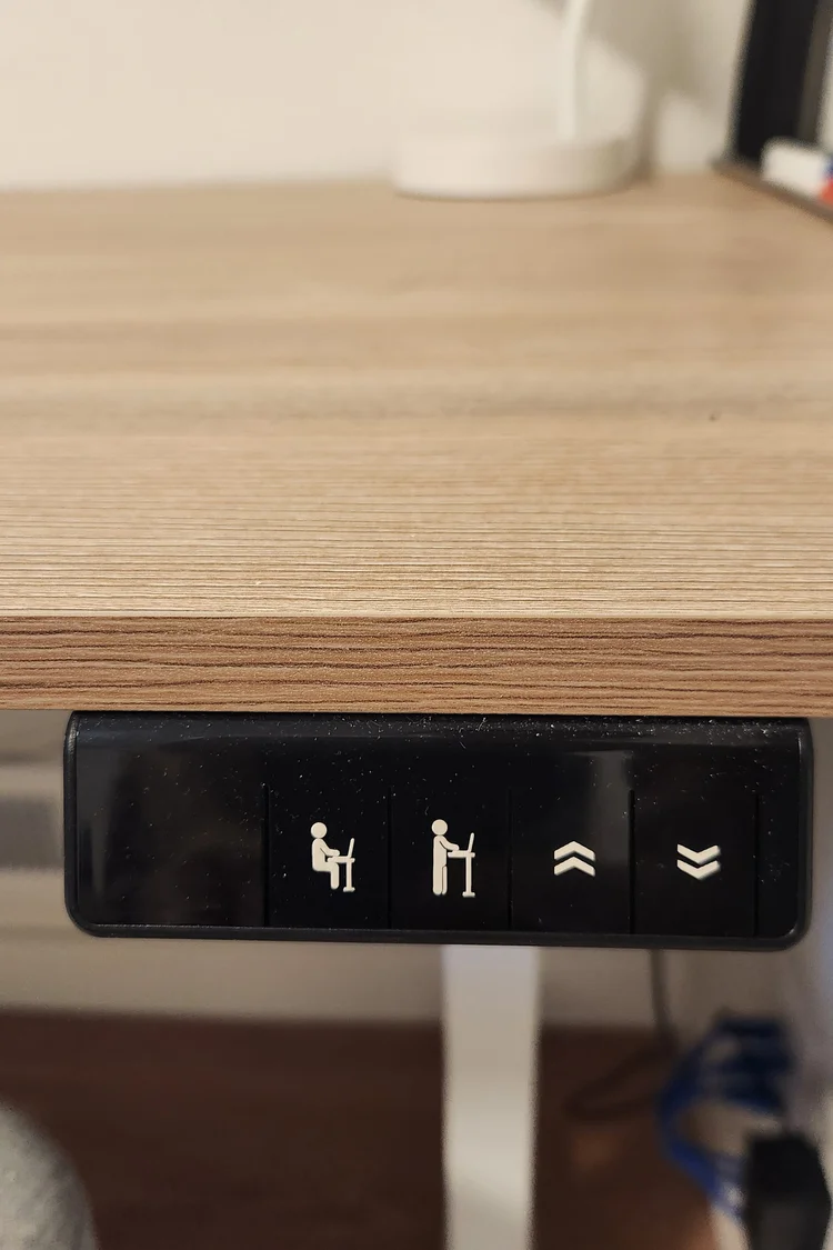 Motorized sit/stand desk