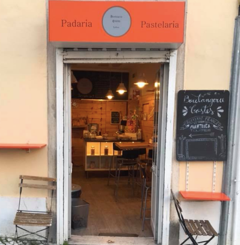 BOULANGERIE COSTES Mignonne boulangerie de quartier. On prend son café du matin avec un vrai croissant à la française. Uma padaria de bairro querida onde se toma o café da manhã com um verdadeiro croissant francês. Rua Bartolomeu da Costa, 20, 1170-048 Lisbonne / 21 087 9450