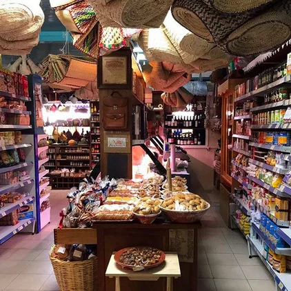 MERCEARIA JOSE MARIA GOMES L’épicerie centrale du village, on y trouve de tout (paniers, souvenirs portugais, fromage, vin…) A mercearia central da aldeia, encontramos de tudo (cestos, recordações de Portugal, queijos, vinhos…) R. do Comércio 2, 7580-642 Comporta / 265 497 177