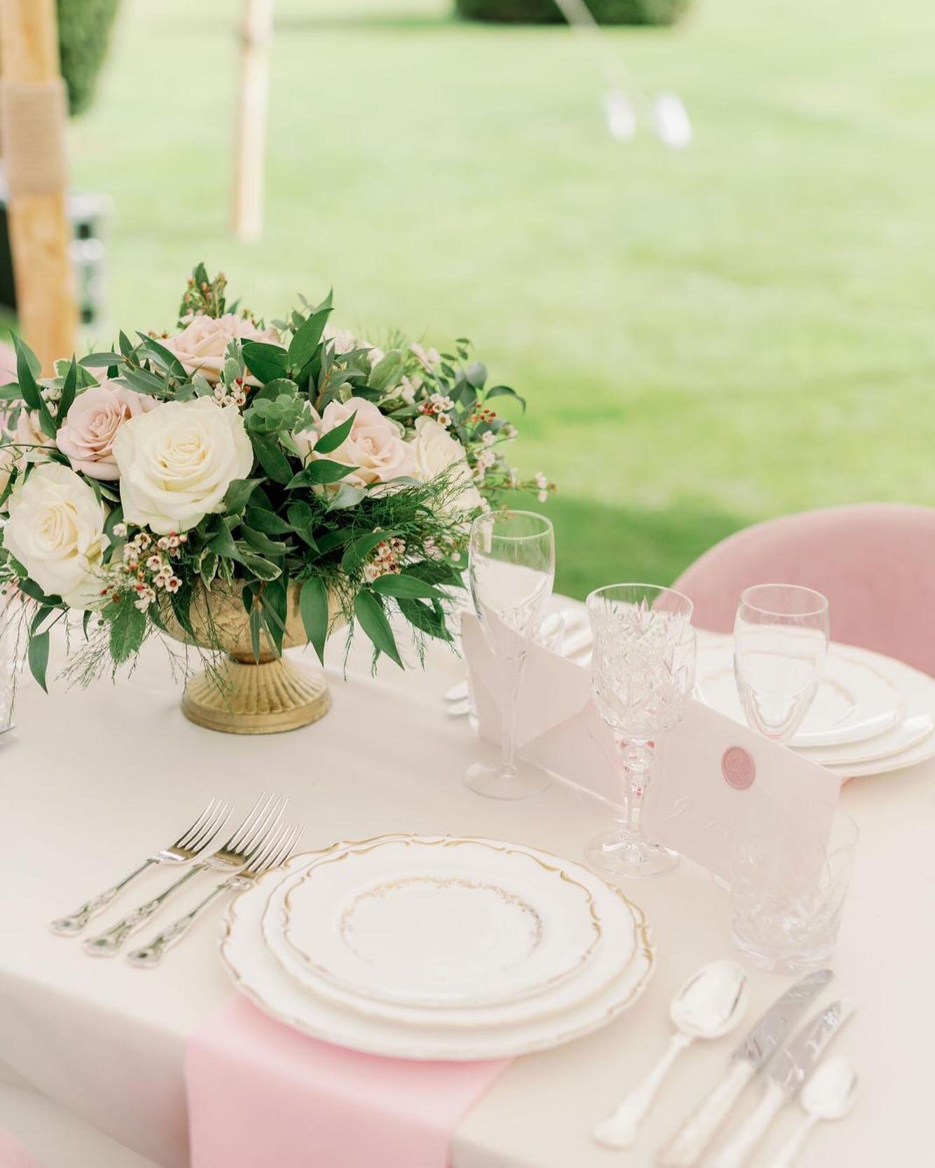 Just going to leave another beautiful image from last week here for you all. 

@katrinabartlam 
@natashaspencerevents 
@harrietstable 
@gibsonsflorist 
@thelittleweddingwarehouse 
@goodnestone_park 
@4elements_tents 
@allythecook 

#marqueeweddingpla