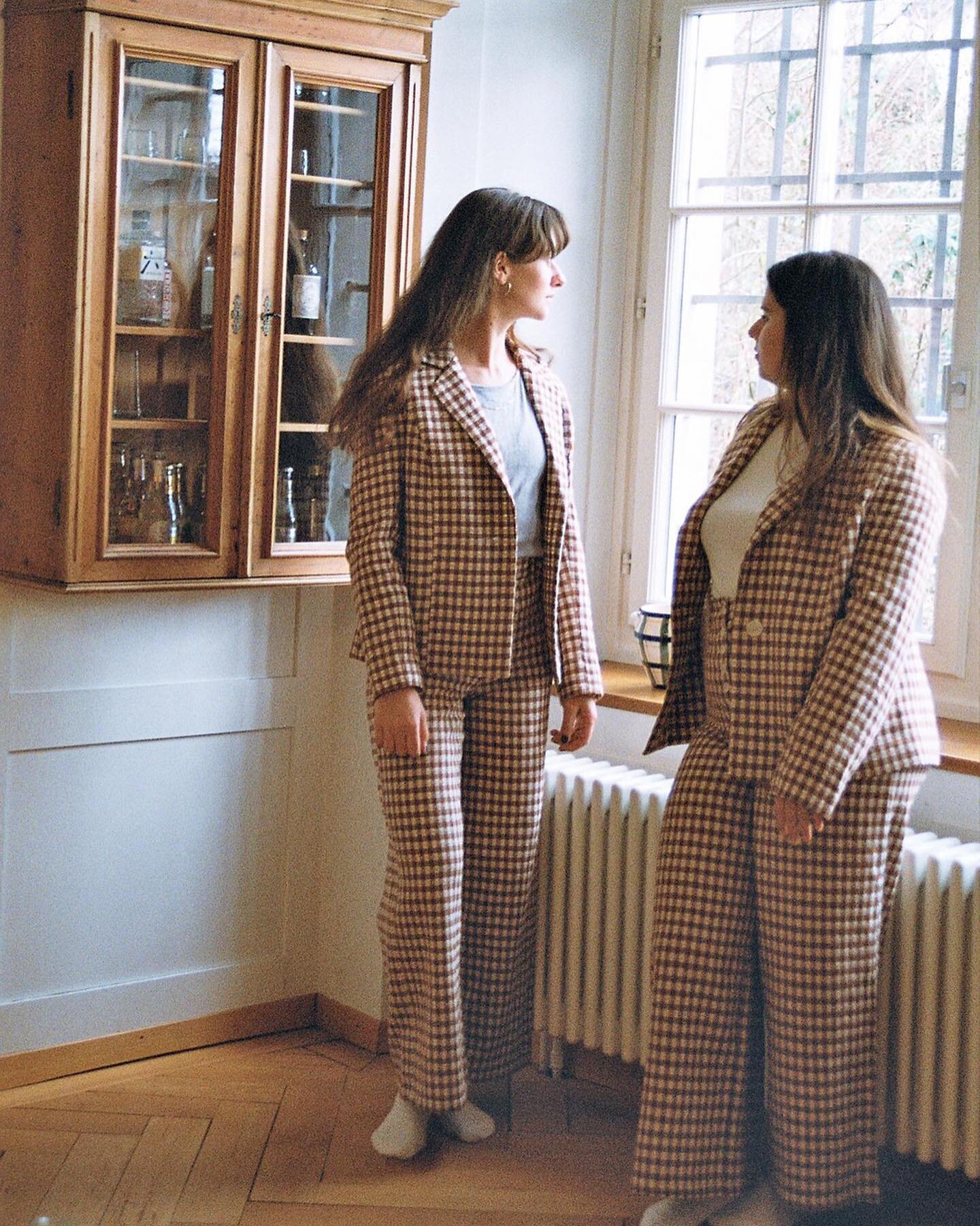 A great look for all your festivities! Swipe for a close up of the handwoven fabric! 🎀

🎞️ Tirza &amp; Amina wearing the Esm&eacute;e Pants and Blazer combination in our favorite brown &bdquo;Chocolate Chess&ldquo; color. The feeling of these handw