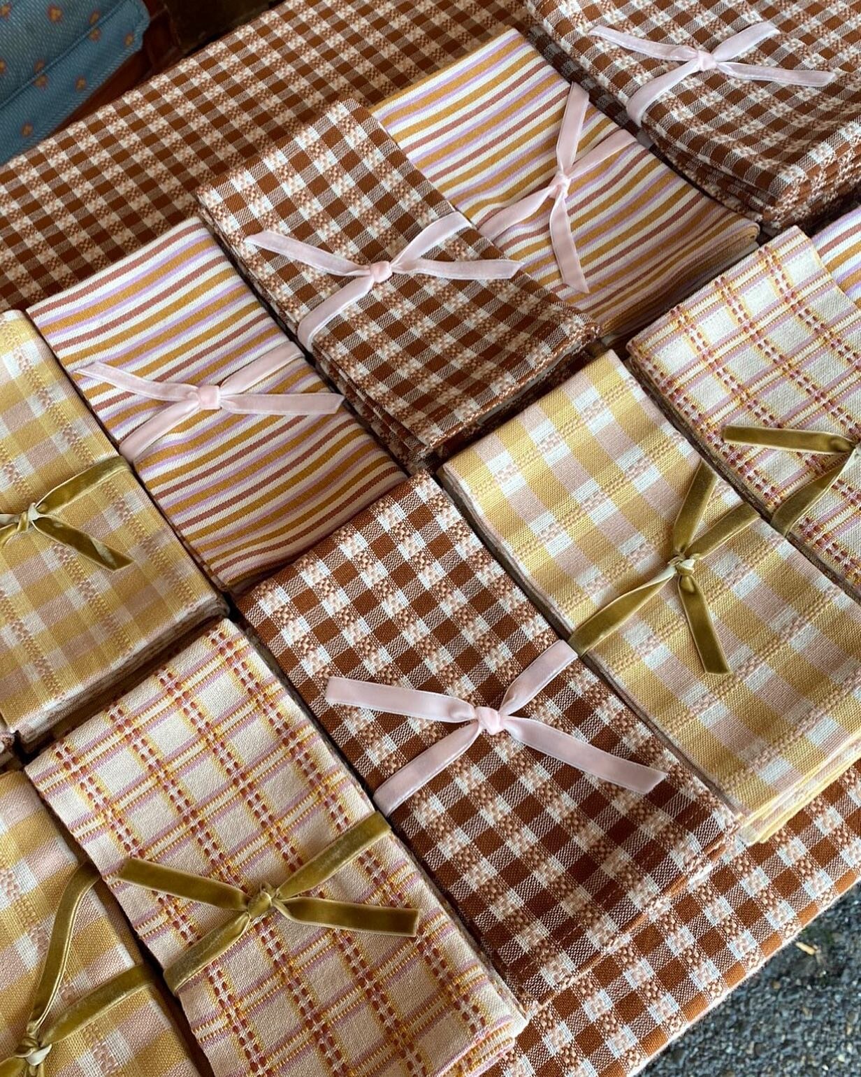 Do you wanna gift your loved ones something unique that also has an impact in the life of someone else?🎀 All Dear Aline pieces are handwoven by artisans in the hills of Chiapas. By buying a piece pf Dear Aline you help preserve this century old craf