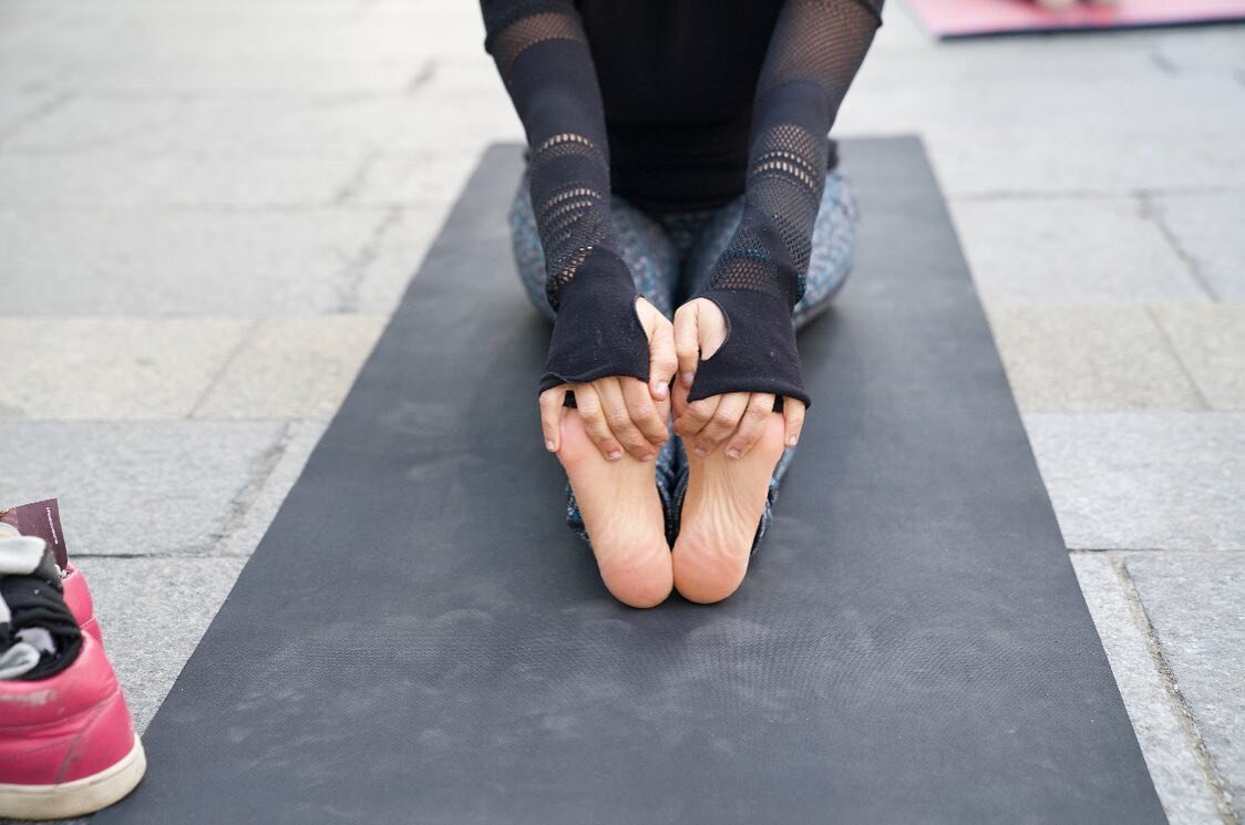 Tips for Starting a Stretching Regimen:
❤️Start Slowly - Ease into this practice if you are beginning for the first time or returning to stretching after taking some time away from it.
🧡Warm Up your body to prepare for stretching with some light car