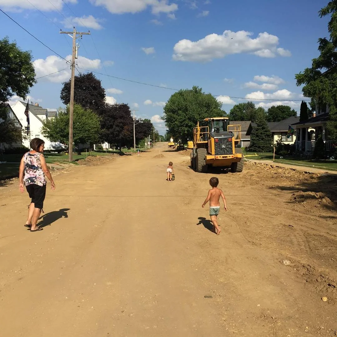 Mimi's street was taken over by a "struction site". Best free entertainment EVER. 