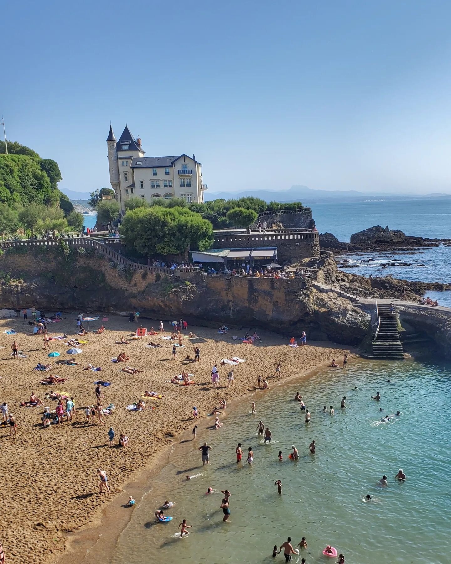 Adorable beaches around every corner here 🤩 (also juuuuuuust a random castle in the background, NBD 🏰) 
.
.
.
#holyshitviewsaroundeverycorner #icanteven
#basquecountry #paysbasque #biarritz_paysbasque #biarritzinlove #biarritzfrance  #heavenonearth