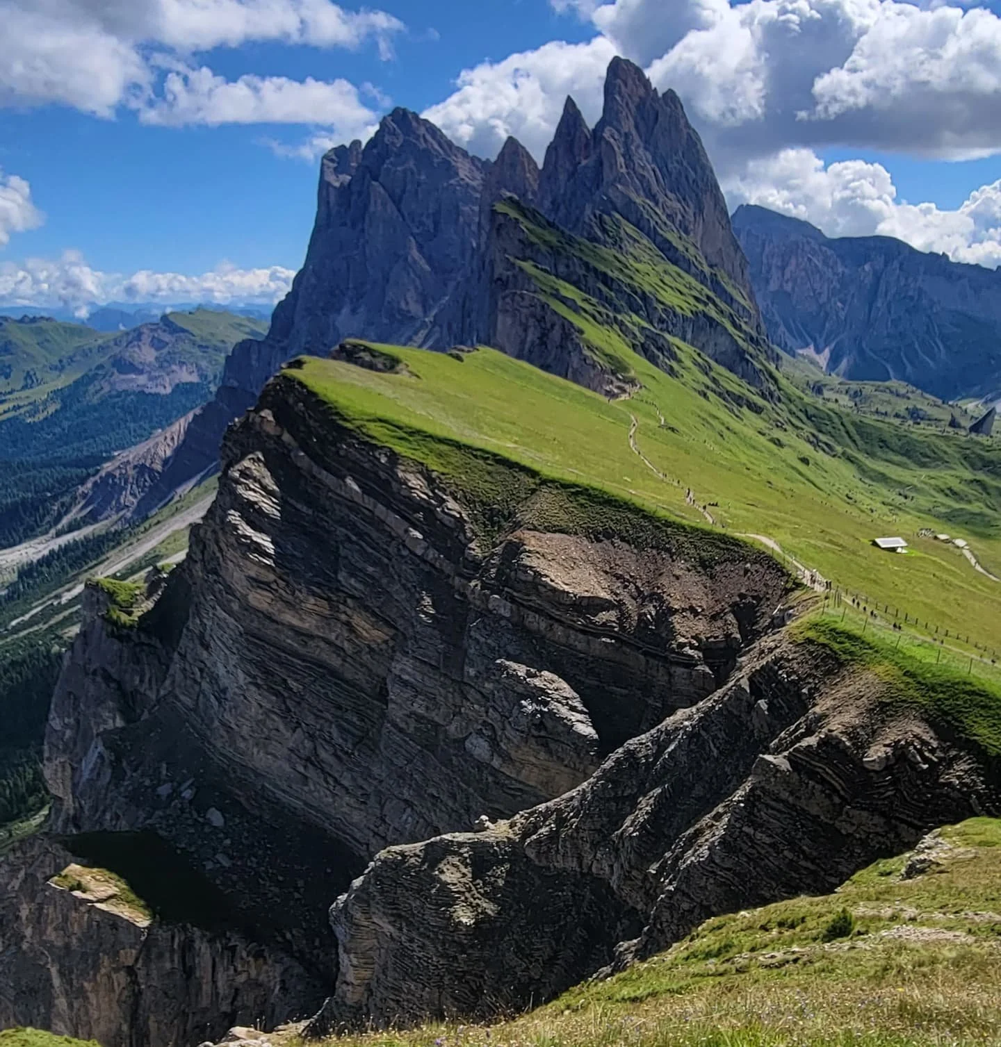 Holy Dolomites!🇮🇹 ⛰️We spent 2 full days in Val Gardena region, a stunning alpine valley where dramatic peaks meet storybook villages, and every view feels like it&rsquo;s been photoshopped. 

Day 1 was a full day &amp; included a cable car ride up