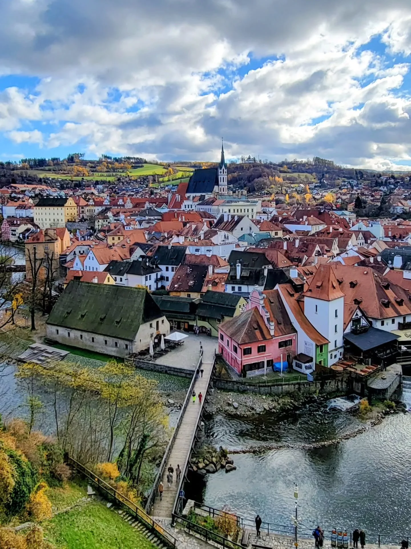 Remember that time we day-tripped to Cesky Krumlov, the cutest medieval town three hours south from Prague by train?! And when we arrived and walked down a steep hill, we were rewarded with the most beautiful views of the castle and its tower. We att